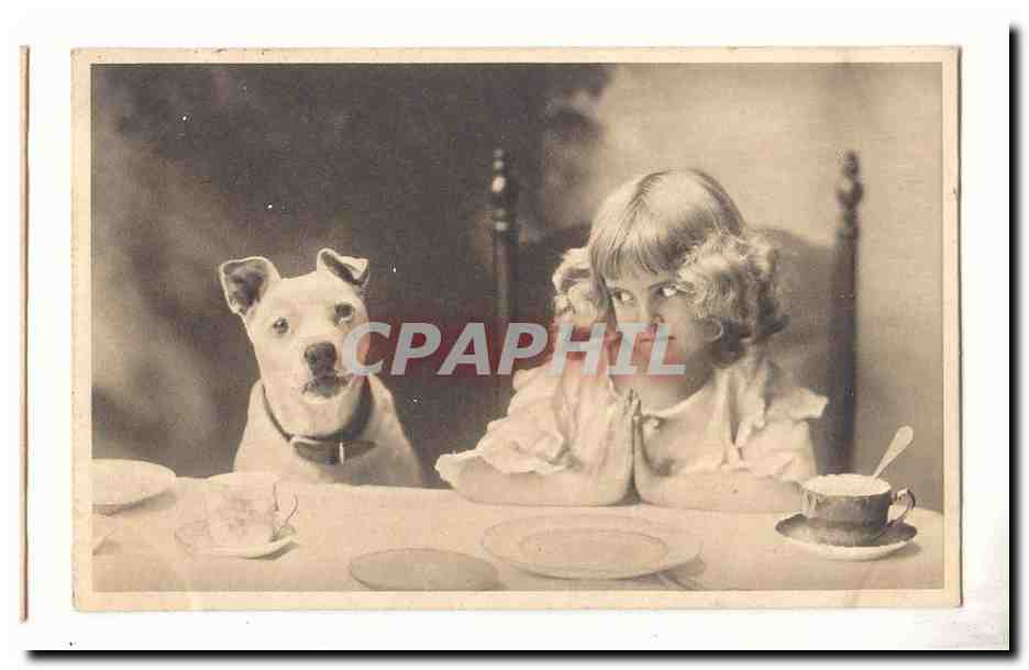 Fille et chien à table — scène de café — CPAPHIL