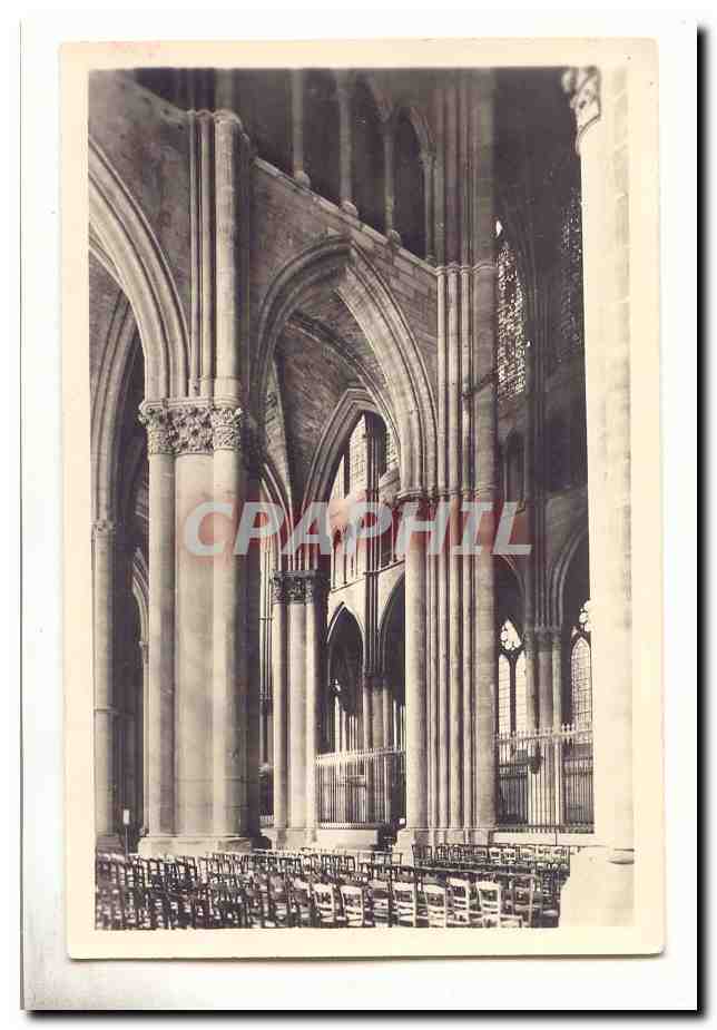 Intérieur de cathédrale gothique — vue des colonnes et voûtes — éditeur non identifié