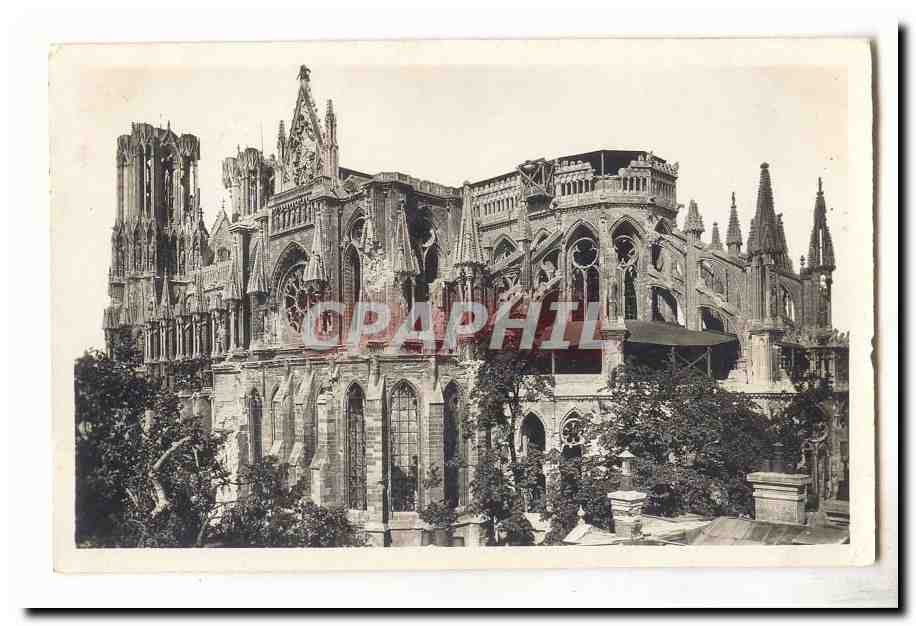 Reims CPA La cathedrale apres la guerre Cote Sud et abside