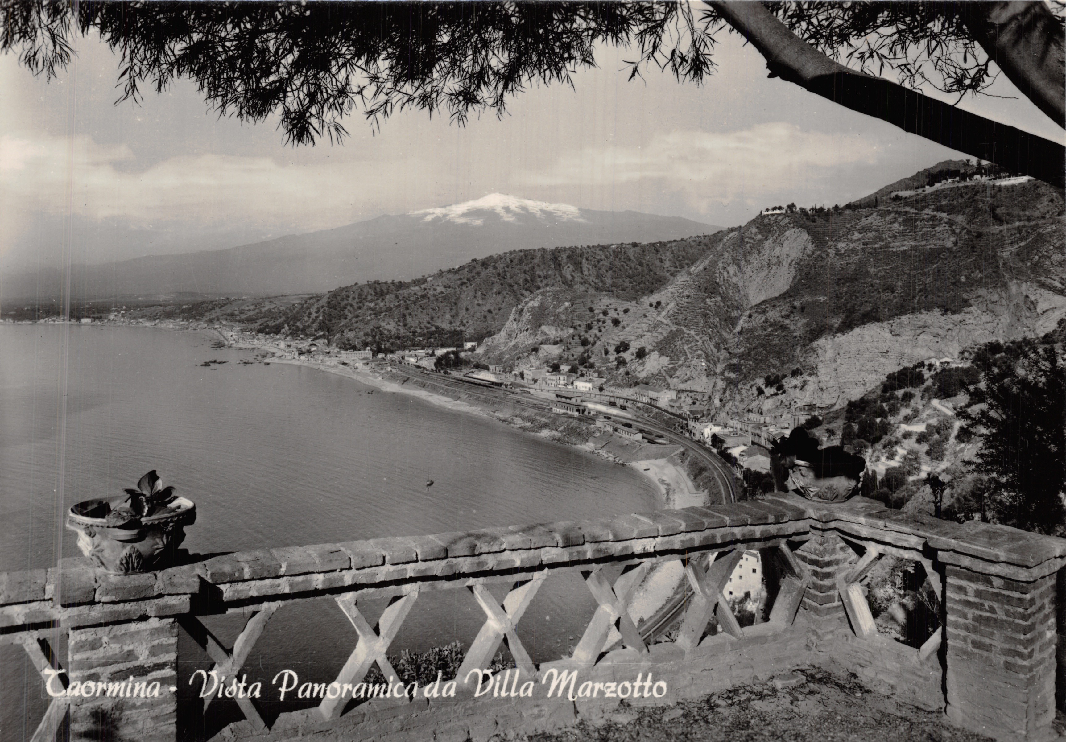 Taormina — Vue panoramique de la mer et du mont Etna depuis la Villa Marzotto — Éditeur Vincenzo Pagano, Taormina