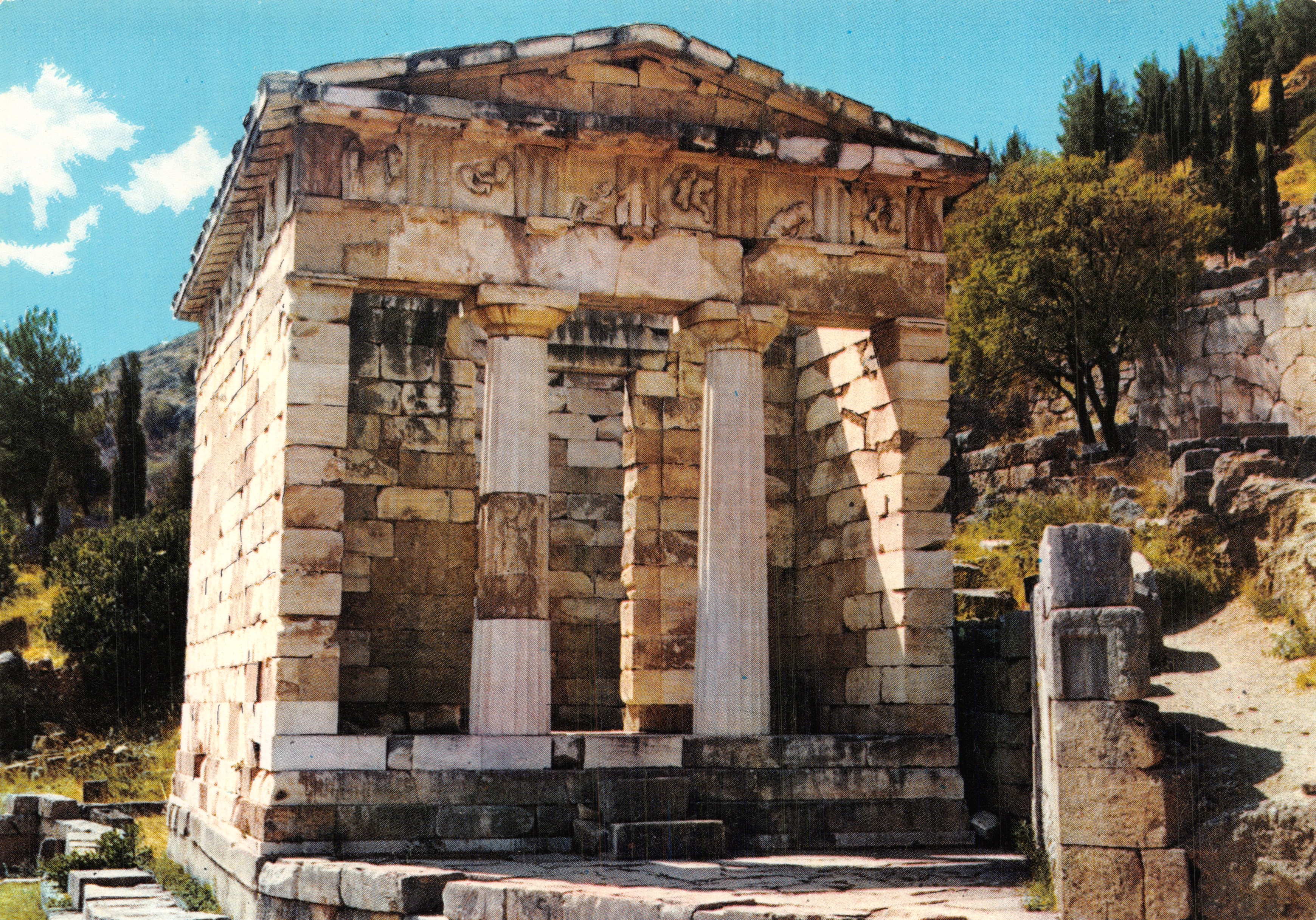 Delfos — Tesoro de los Atenienses — editor Attalos, n.º 590