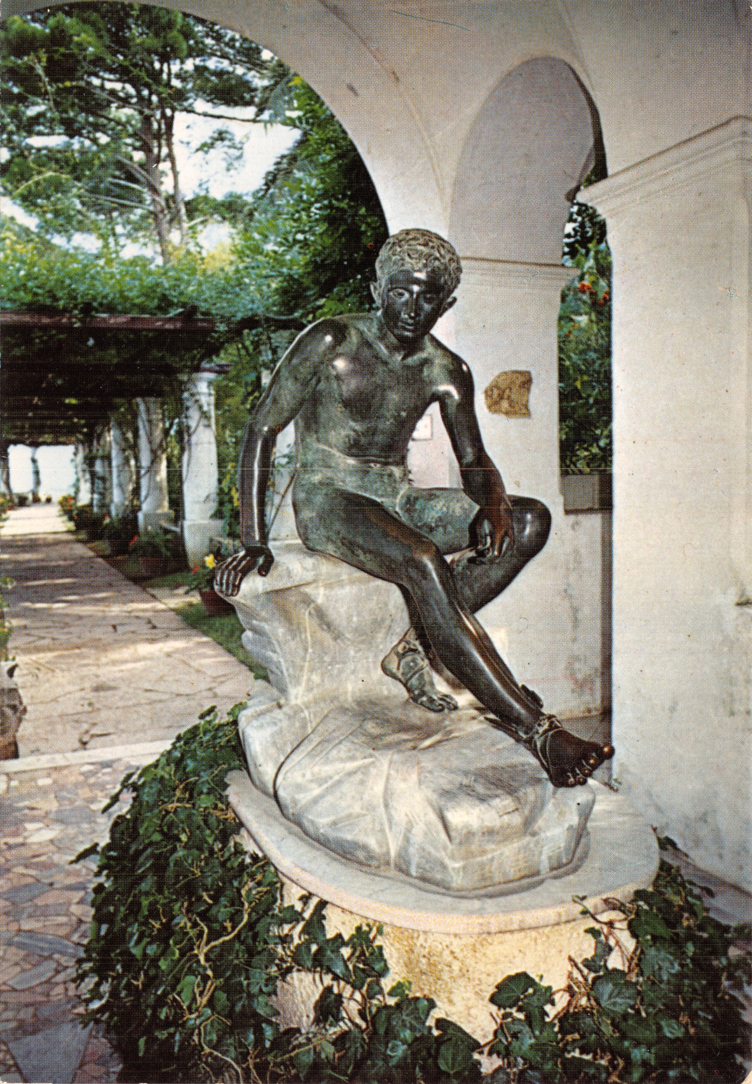 Hermes in rust — bronsbeeld in een tuin — uitgave Villa San Michele