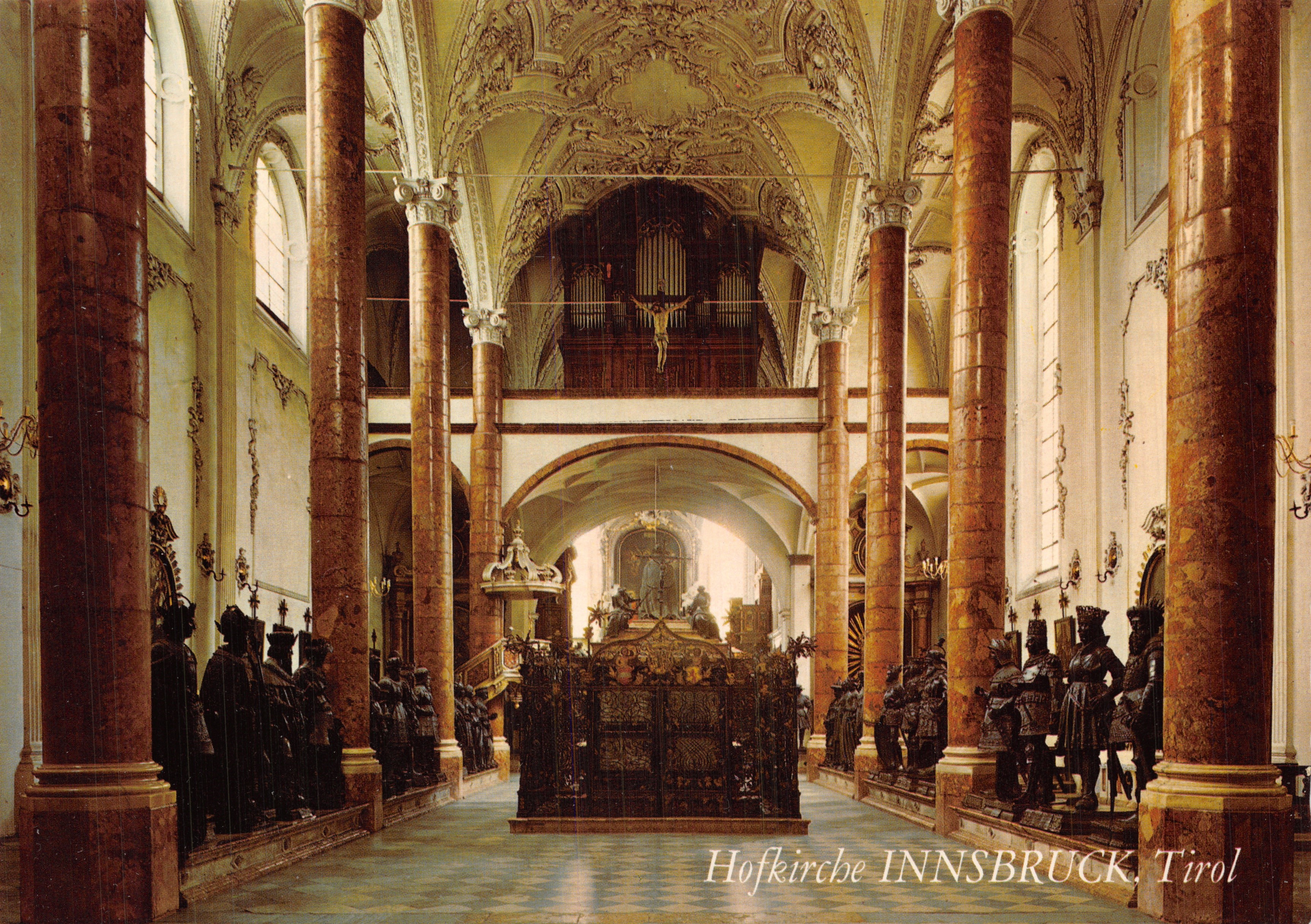 Hofkirche Innsbruck — intérieur baroque avec statues de bronze et orgue