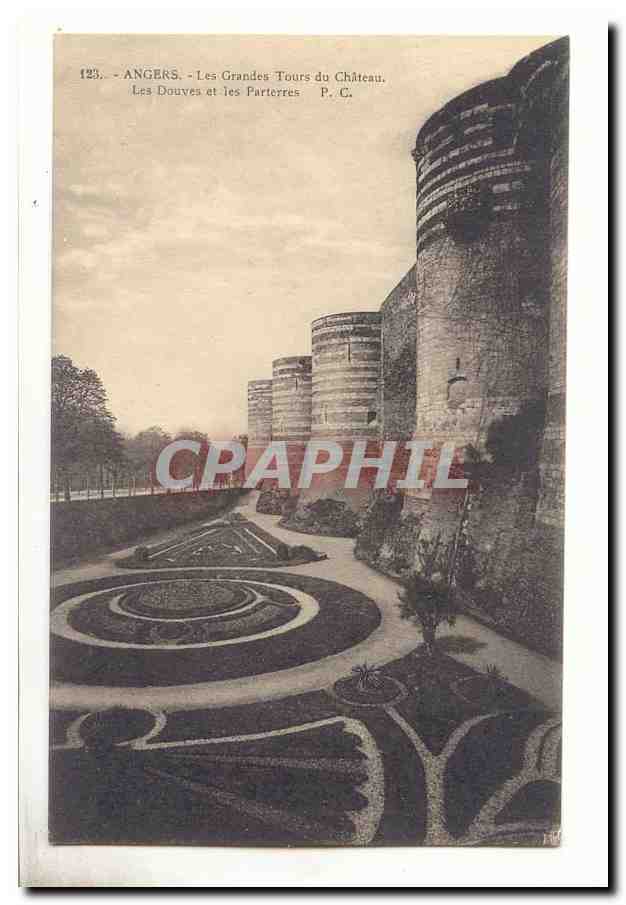 angers CPA Les grandes tours du chateau Les douves et les parterres