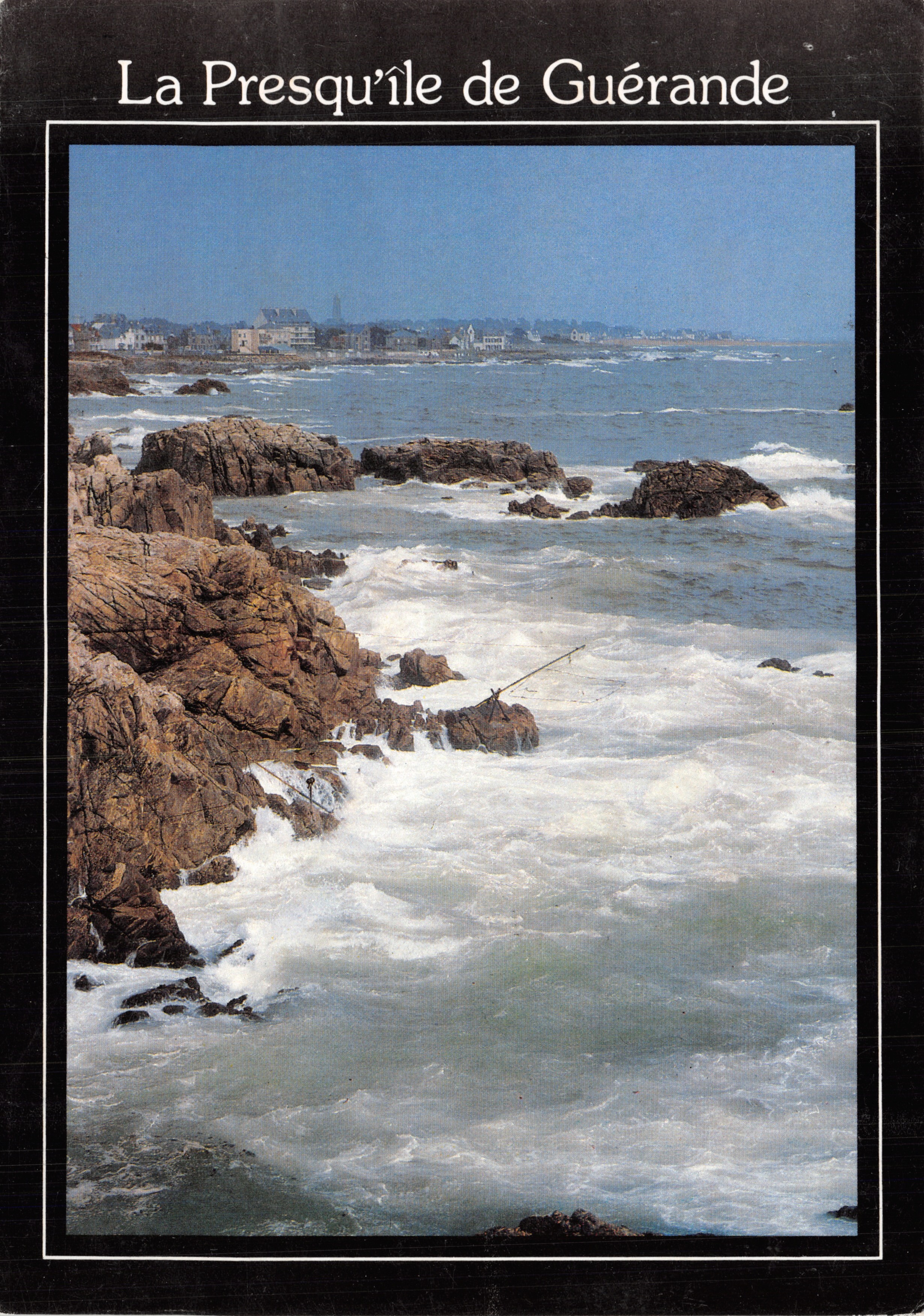 La Presqu'île de Guérande — vista de la costa rocosa con un pescador a la caña — Éditions Jos - 29150 Châteaulin