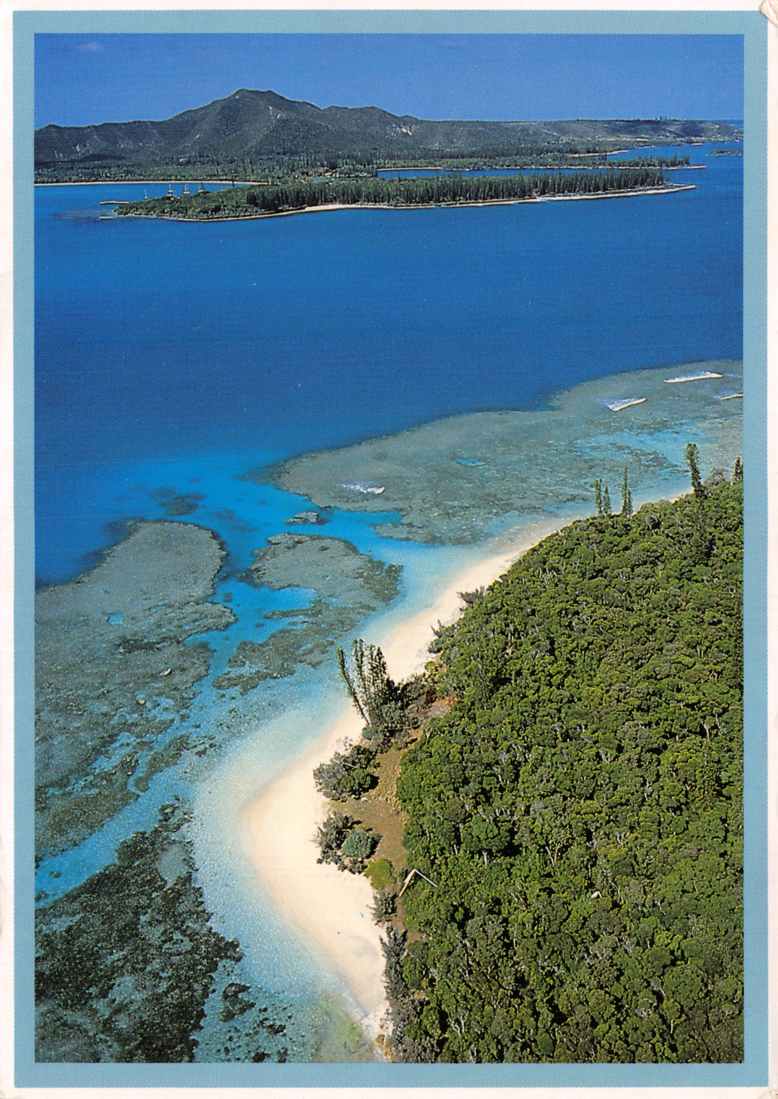 Île des Pins — vue aérienne de la plage et du récif coralien — Éditions Solaris Nouméa