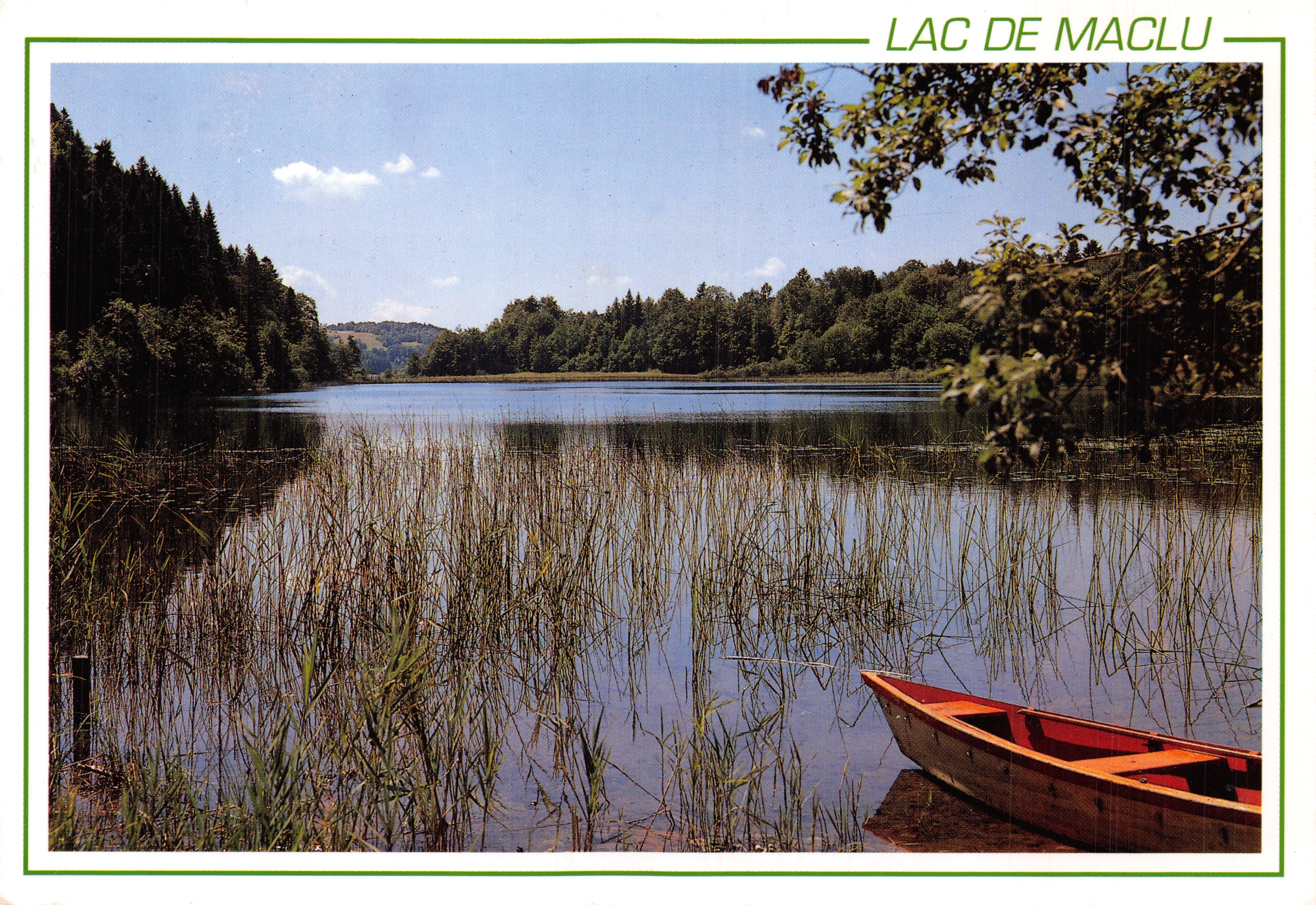 Lac de Maclu — vue du lac avec canot en bois — Éditions de l'Est