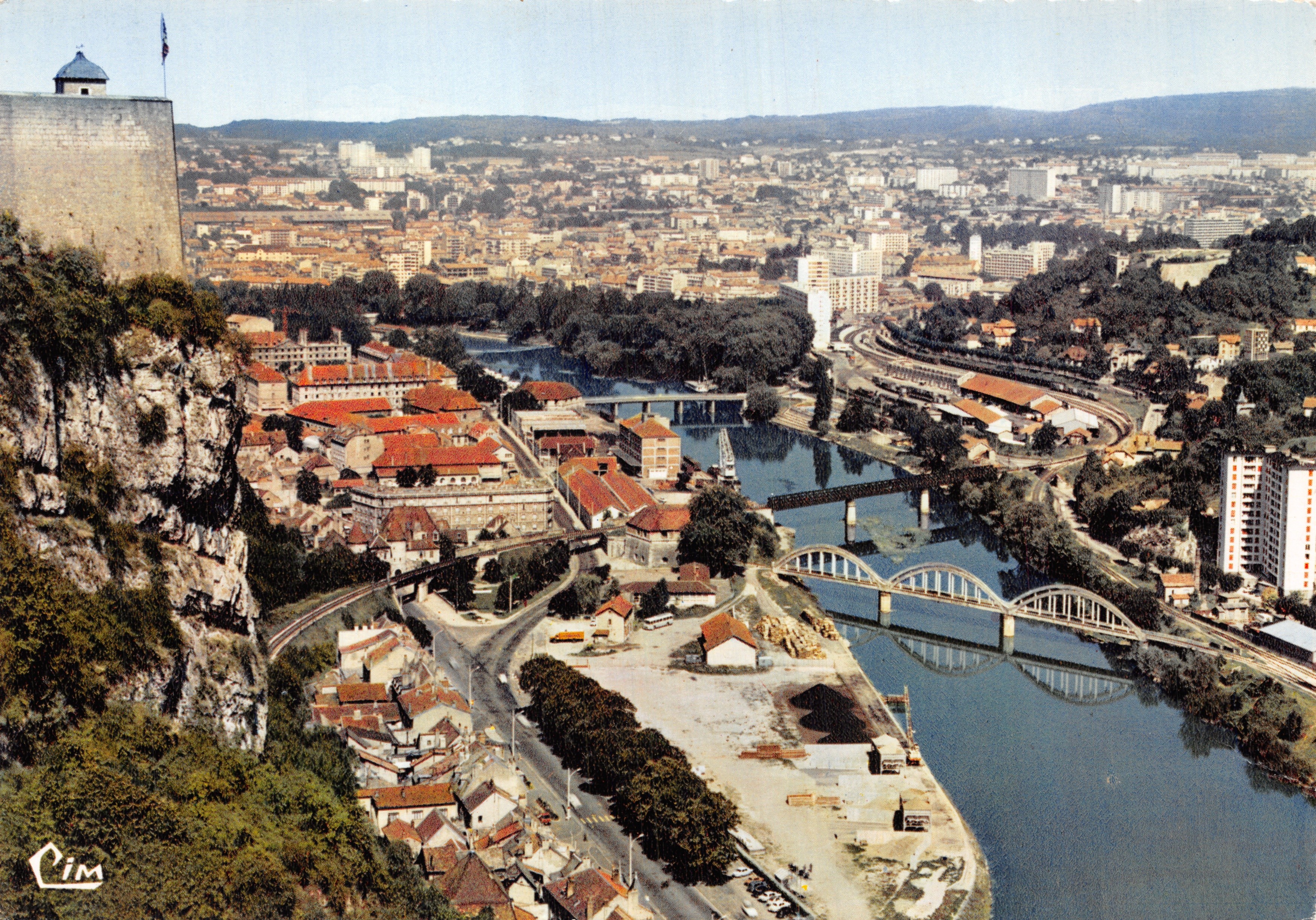 Besançon — vue aérienne du Faubourg Rivotte, du Port fluvial et de la Vallée du Doubs — éditeur Cim