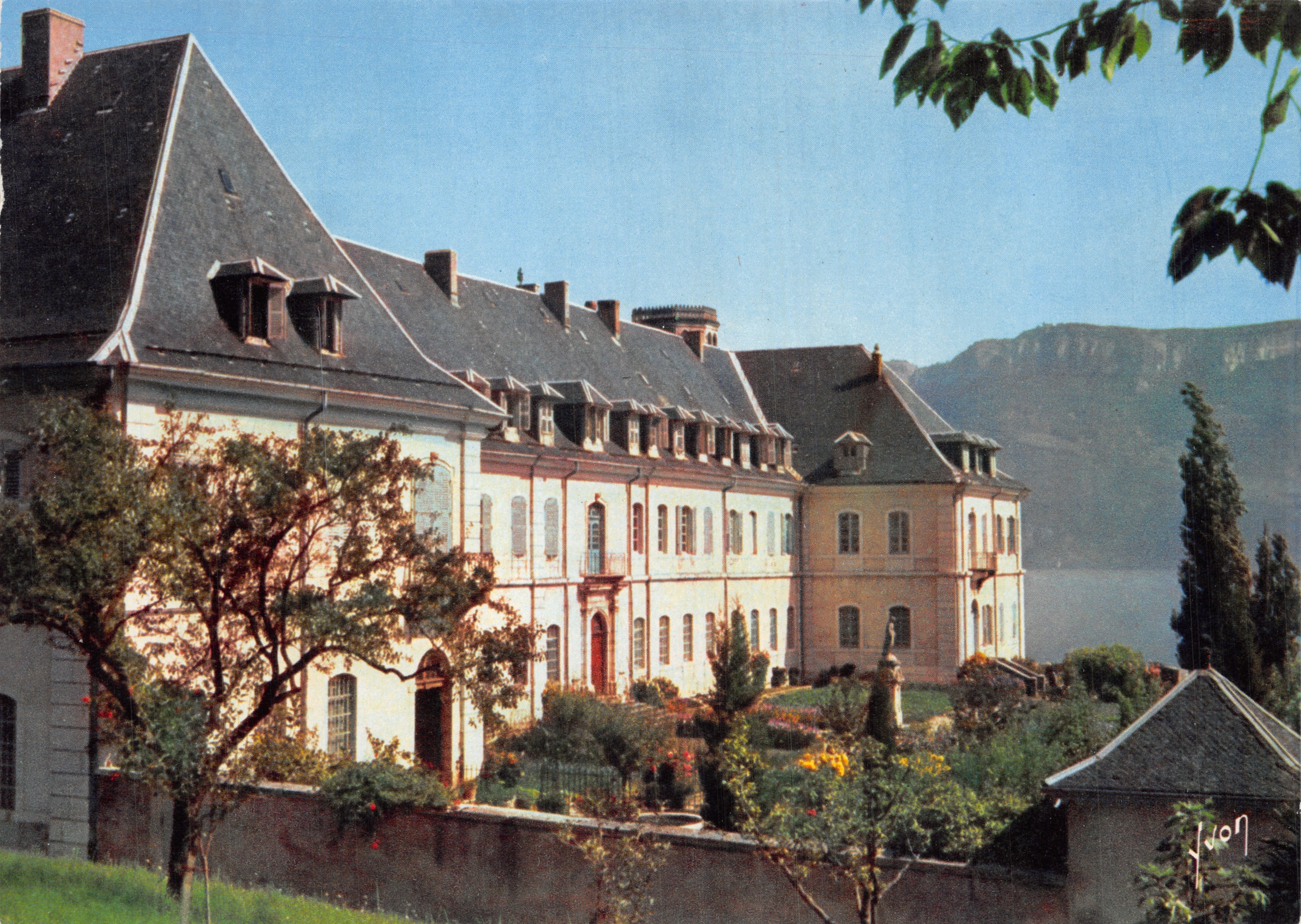 Abbaye de Haute-Côme — vue d'ensemble avec jardin et lac — Éditions Yvon