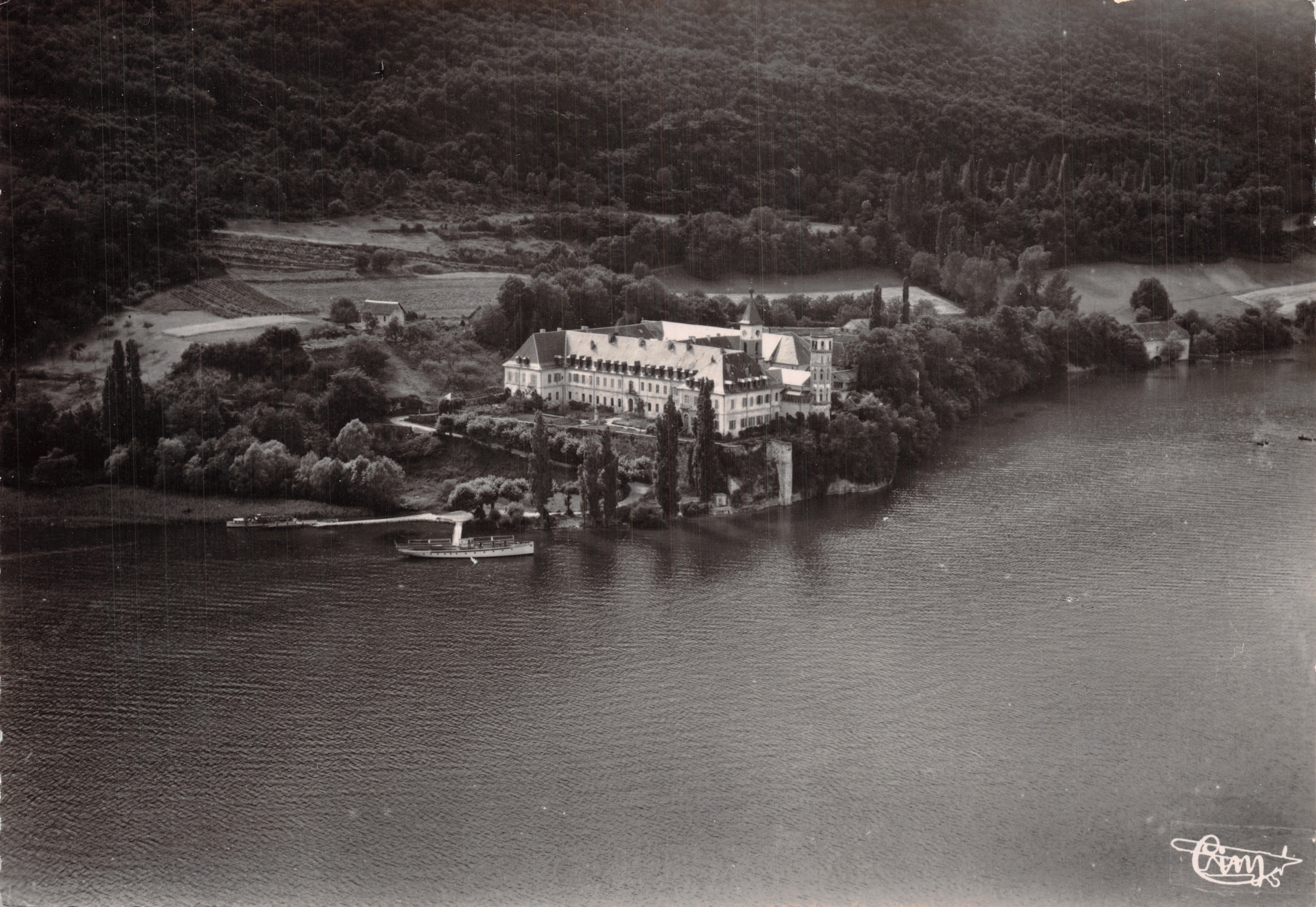 Abbaye d'Hautecombe — Vue aérienne de l'abbaye et du lac du Bourget — Éditions CIM