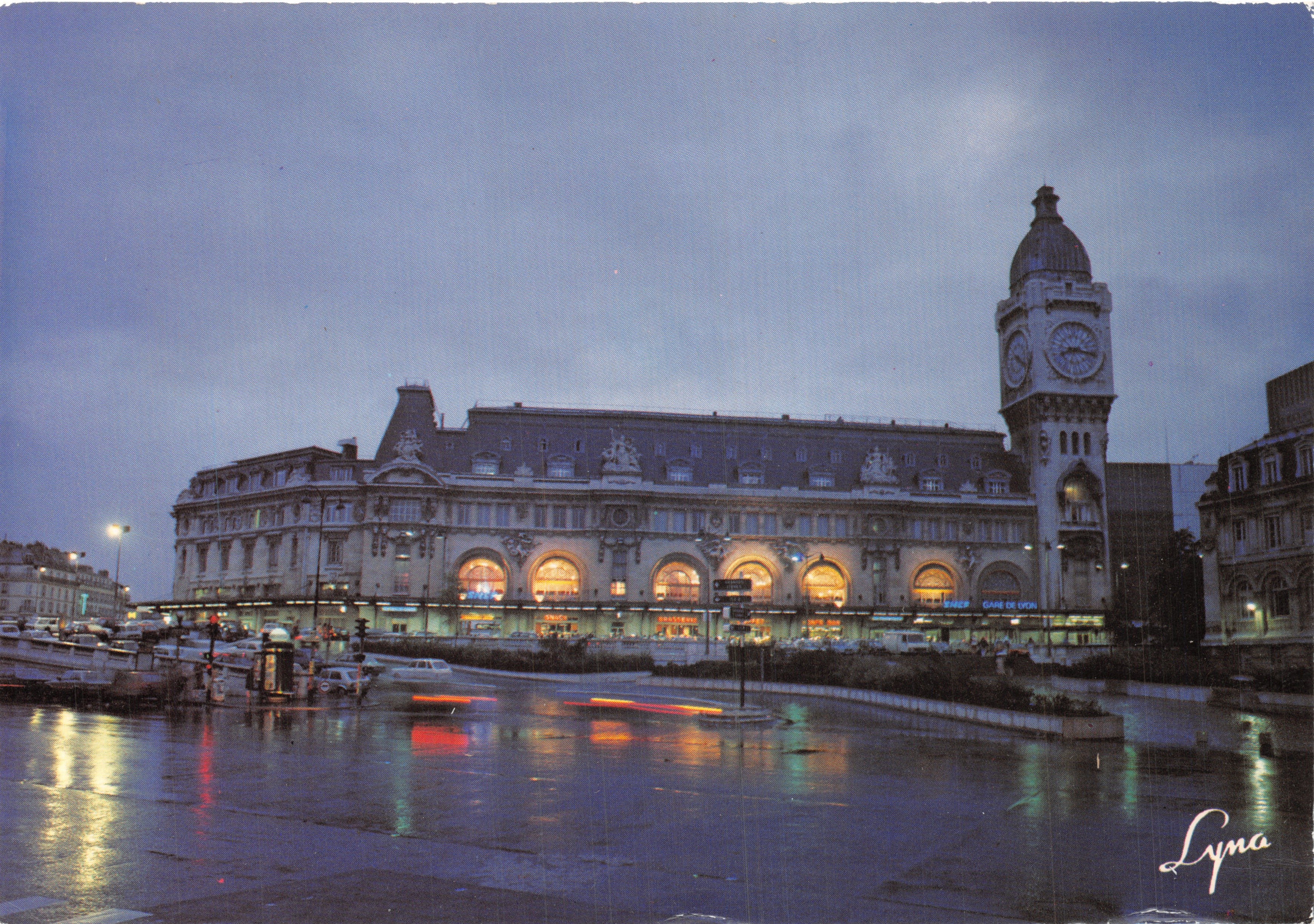 Gare de Lyon — vue nocturne sous la pluie — éditeur LYNNA