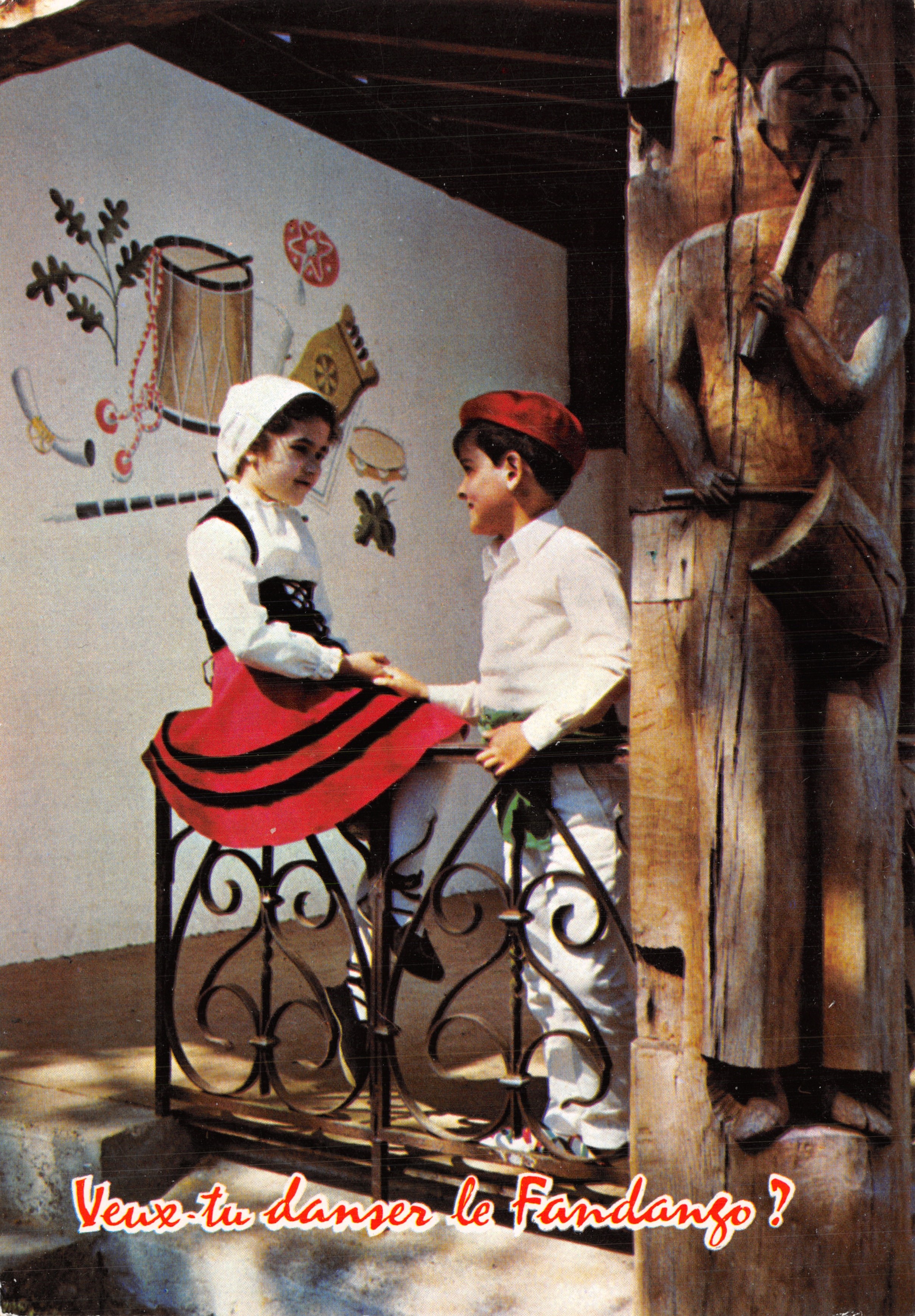Zwei Kinder im baskischen Kleid — Szene eines Balcons mit einer Musikfigur — Ausgabe PIERRON de la Carte Postale