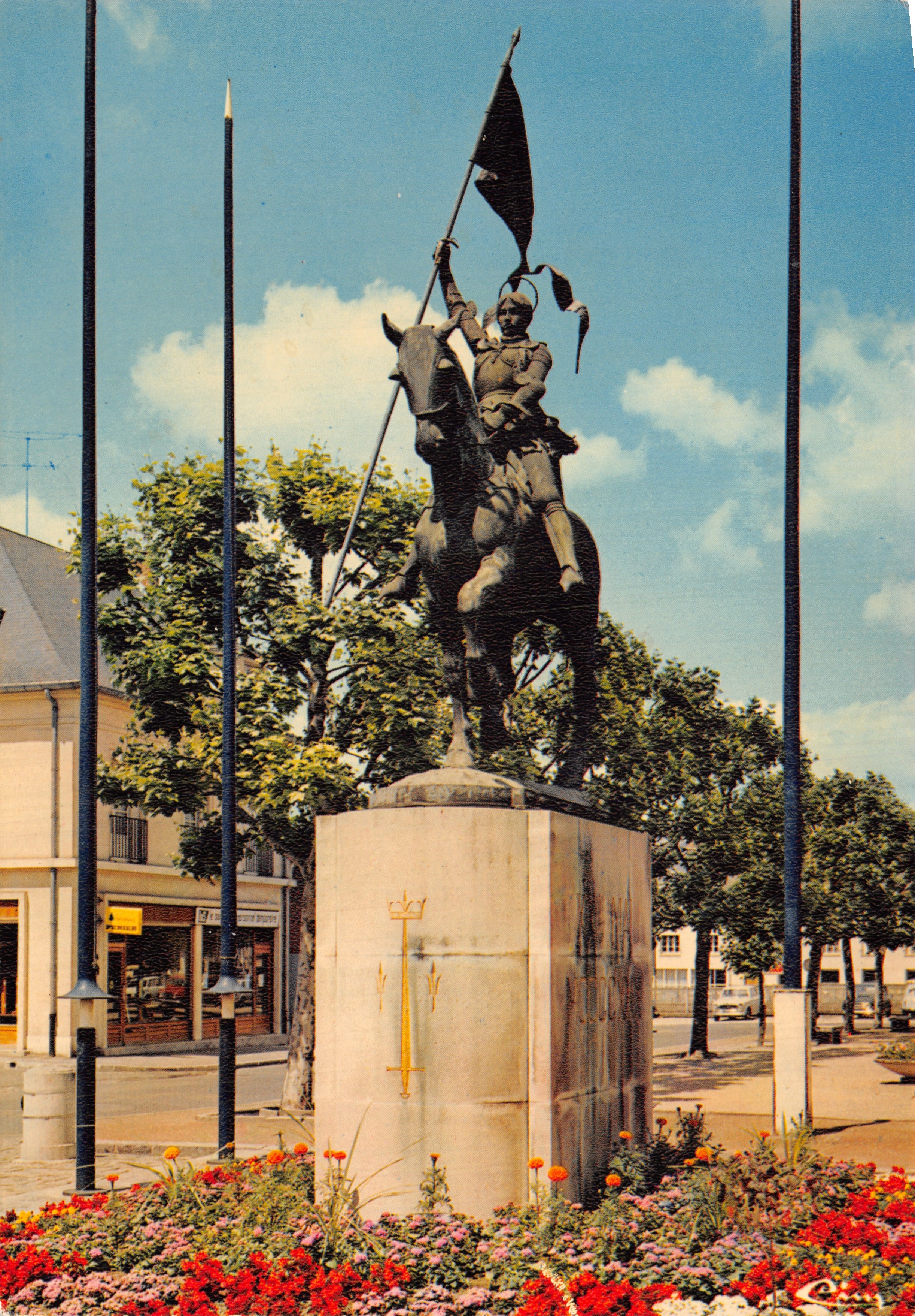 Compiegne (Oise) — Statue de Jeanne d'Arc sur socle orné d'une couronne et d'une épée — Repro D'Or, Imprimeur Mâcon
