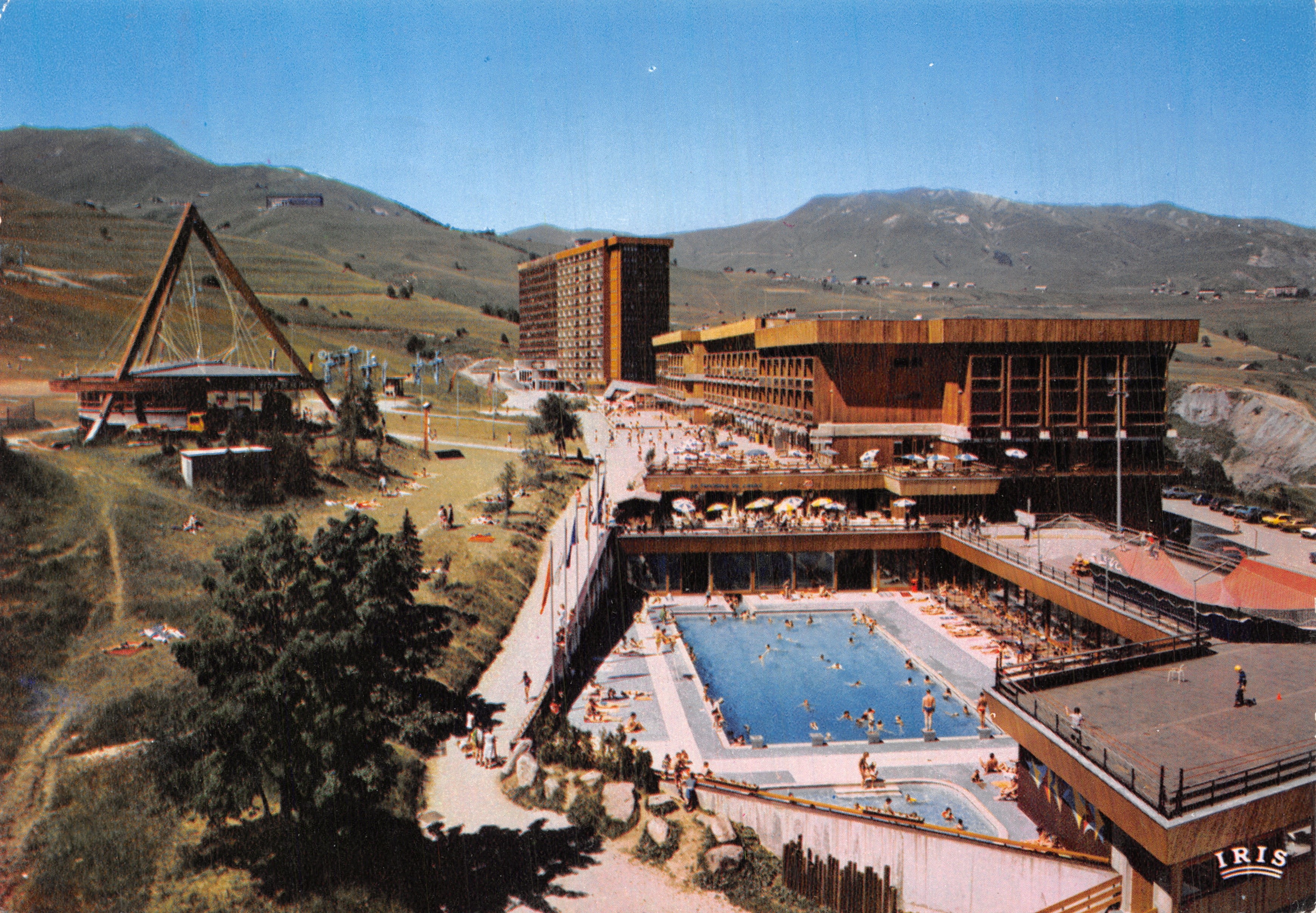 Le Corbier (Savoie) — station thermale avec piscine et bâtiment principal — éditeur IRIS