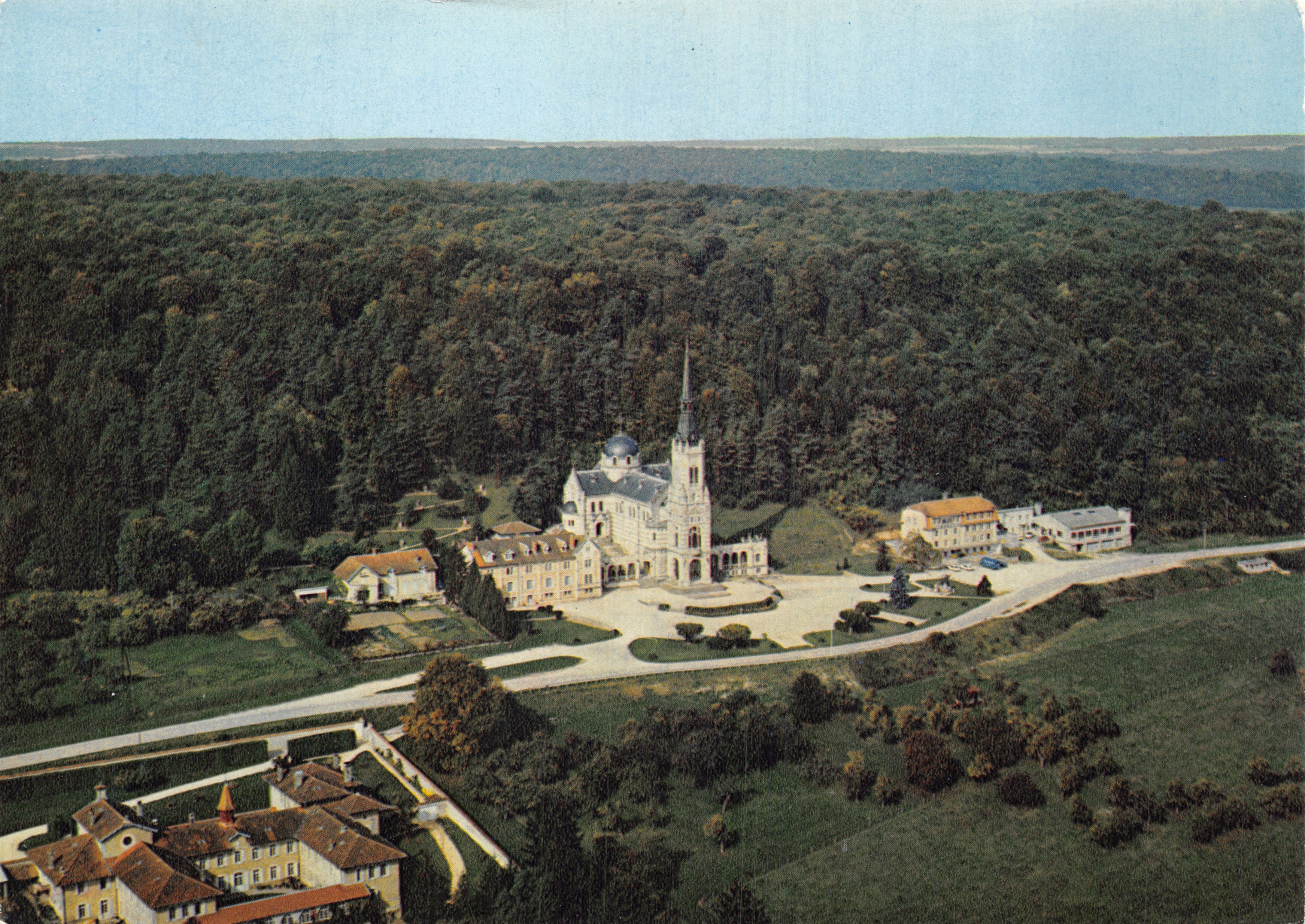 Basilique de Saint-Vit — vue aérienne — Éditions de la Maison de Jeanne d'Arc, n° 15