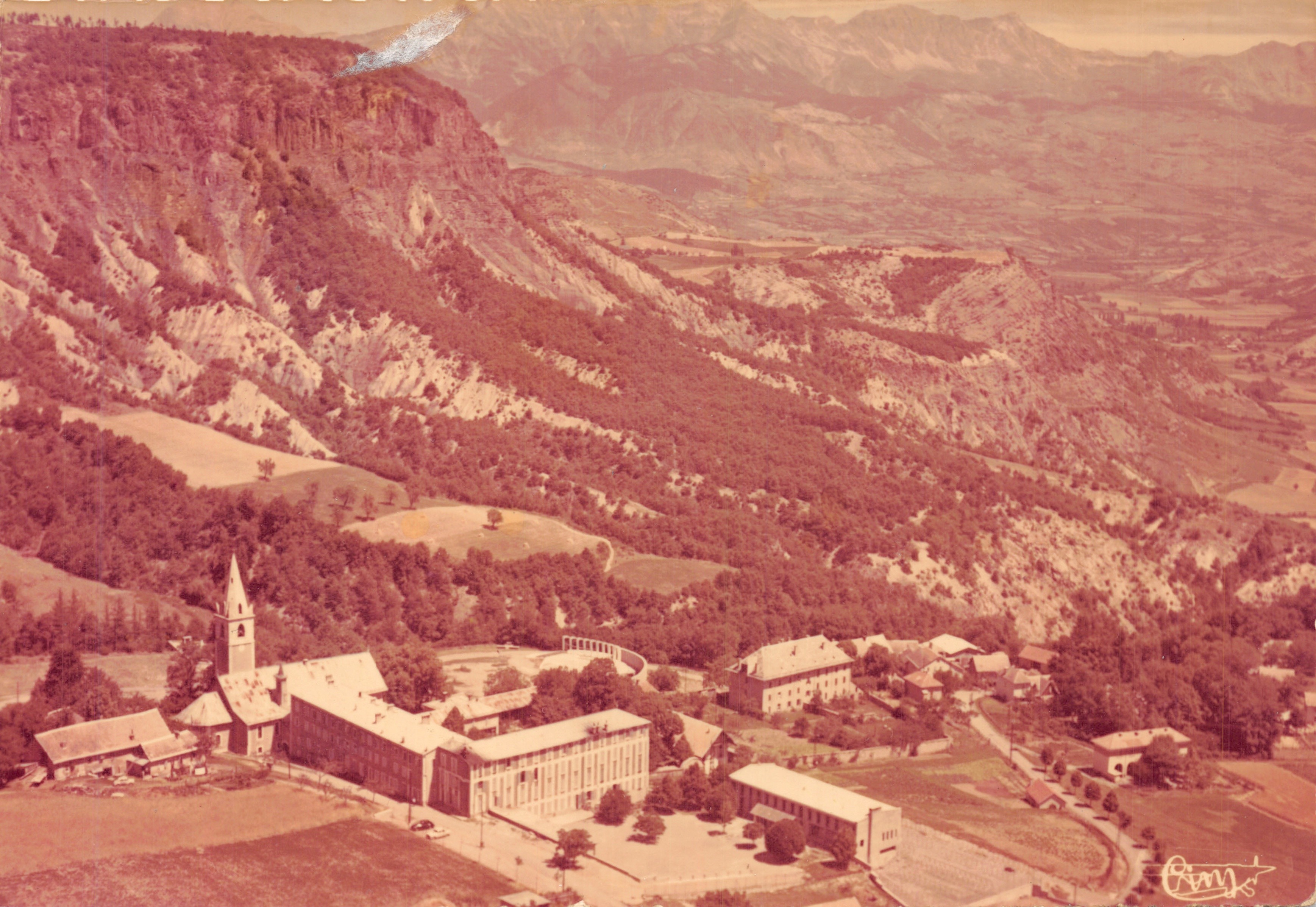 Notre-Dame-du-Laus (Hautes-Alpes) — vista aerea del paese, della valle della Vance e della montagna di Chabrières — STAMPATA SULLA CARTA da COMBIBIER