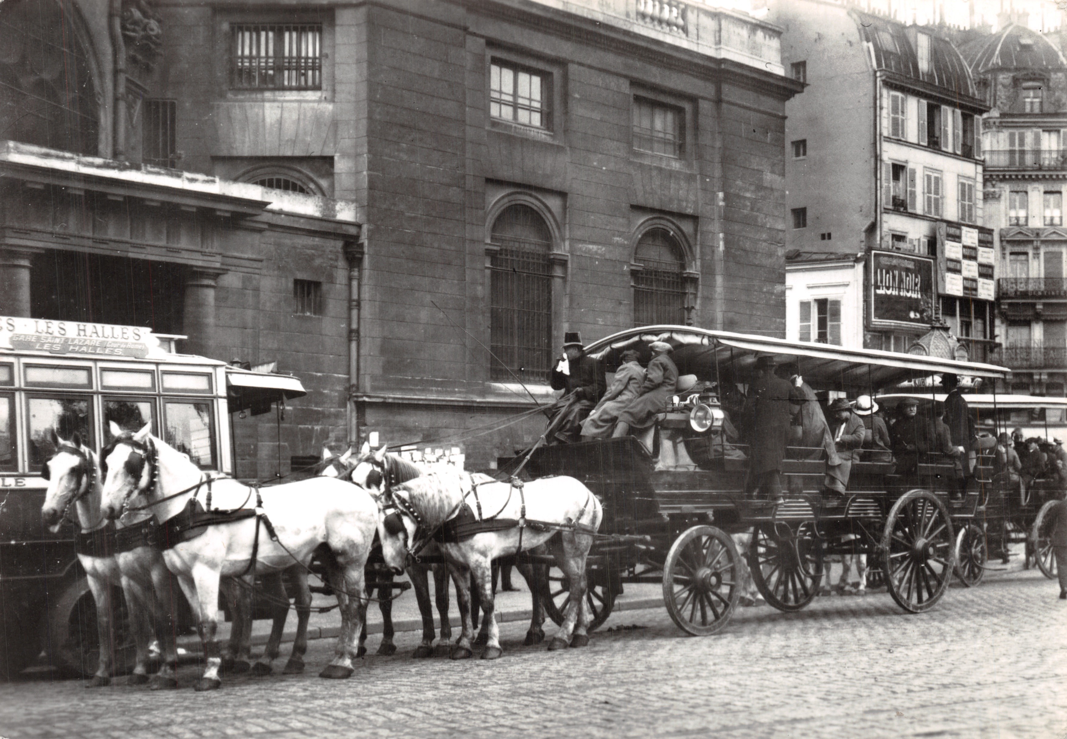 Paris 1900 — Départ de la tapissière pour les Champs de Courses — Éditions J.-Jaurès
