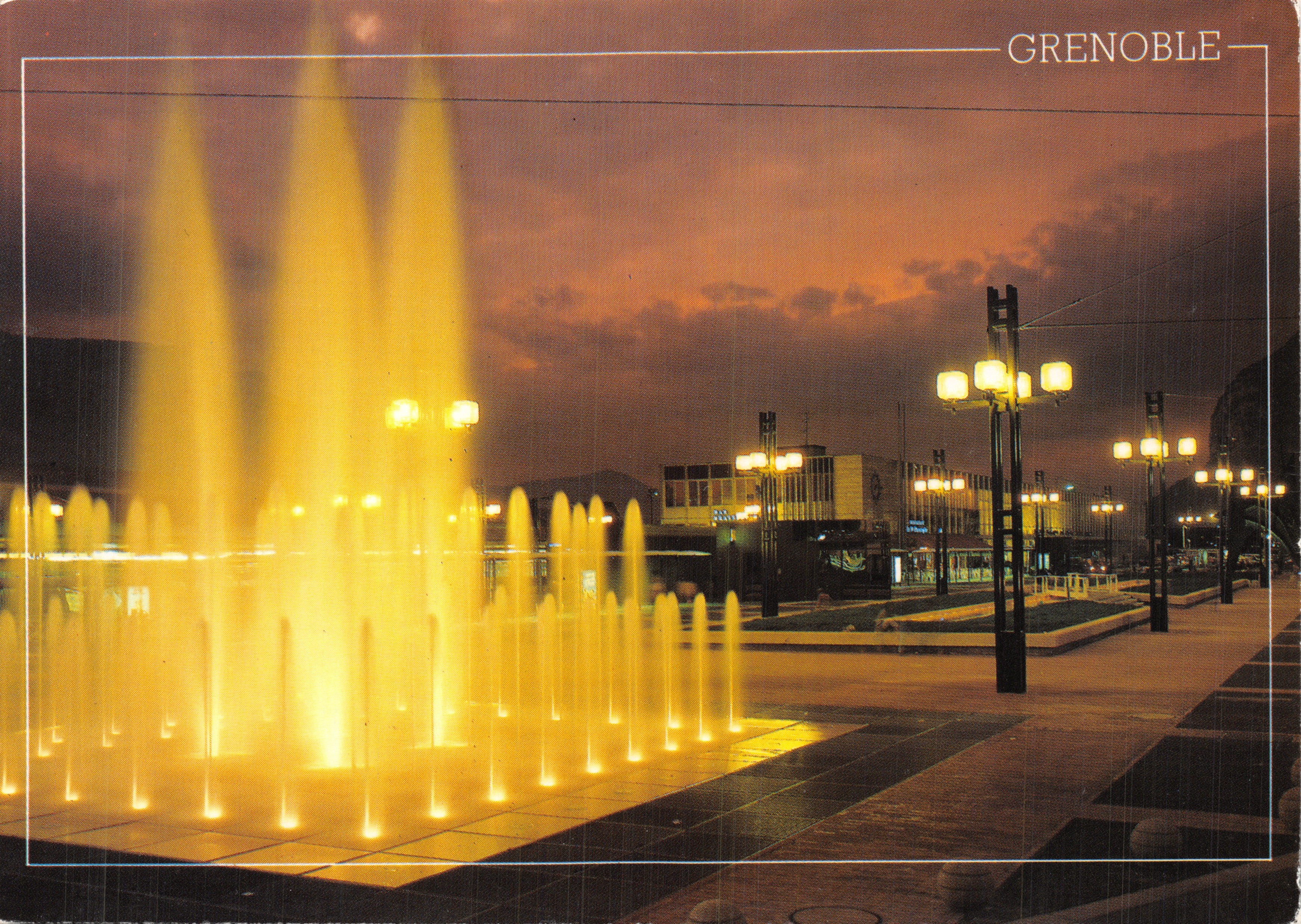 Grenoble — Fontaine de la gare illuminée — imprimé en France
