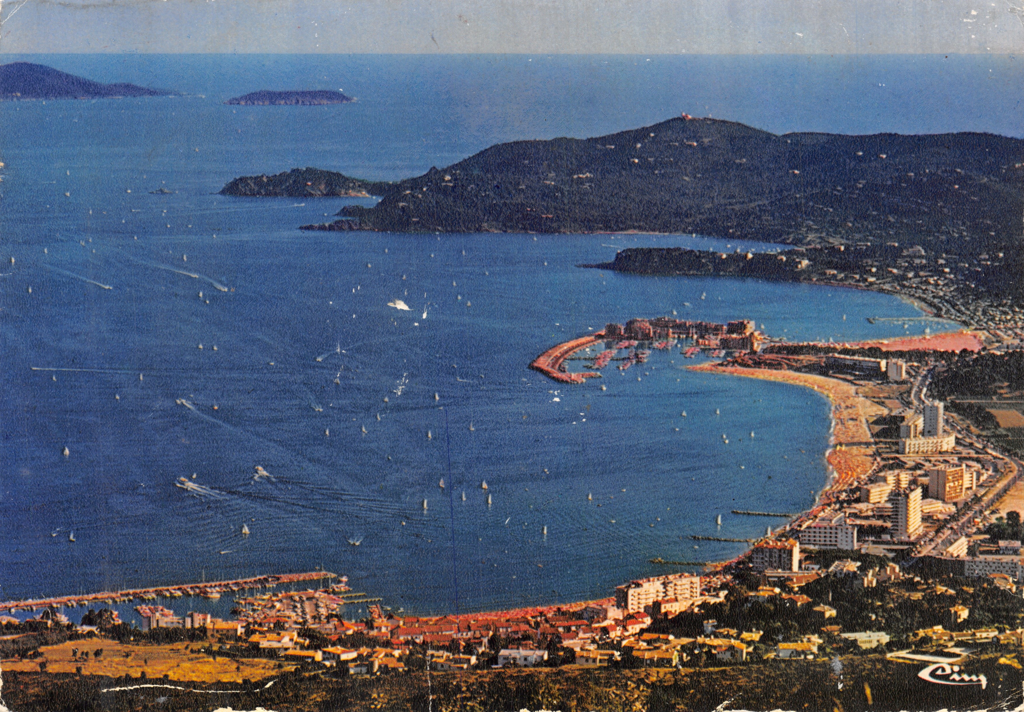 Bormes-les-Mimosas — vue générale du port et du Cap Benat, éditeur Combièr Imprimeur Mâcon