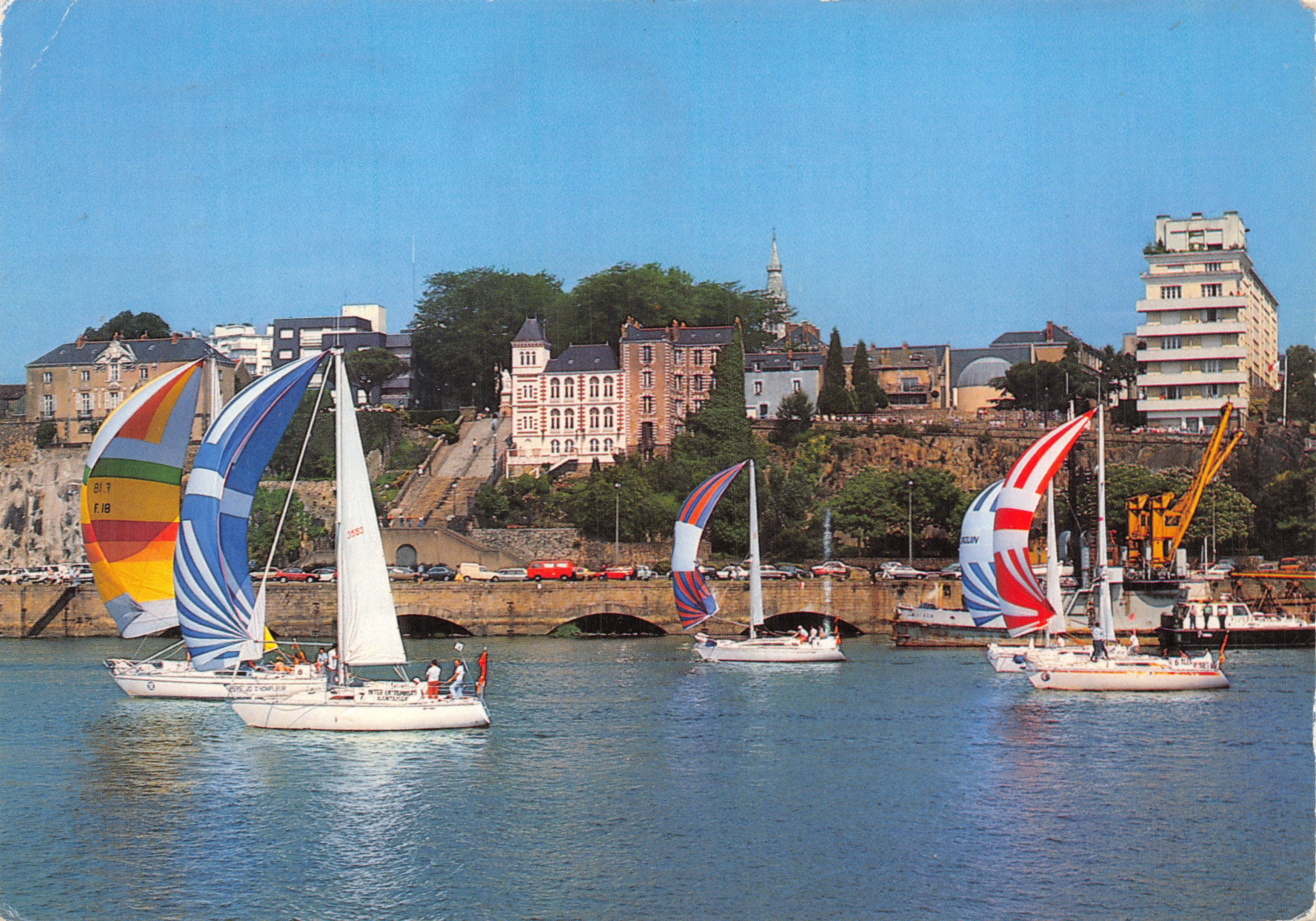Séance de voile à Nantes — vue du port avec la butte Sainte-Anne en arrière-plan — éditeur ARTAUD Frères