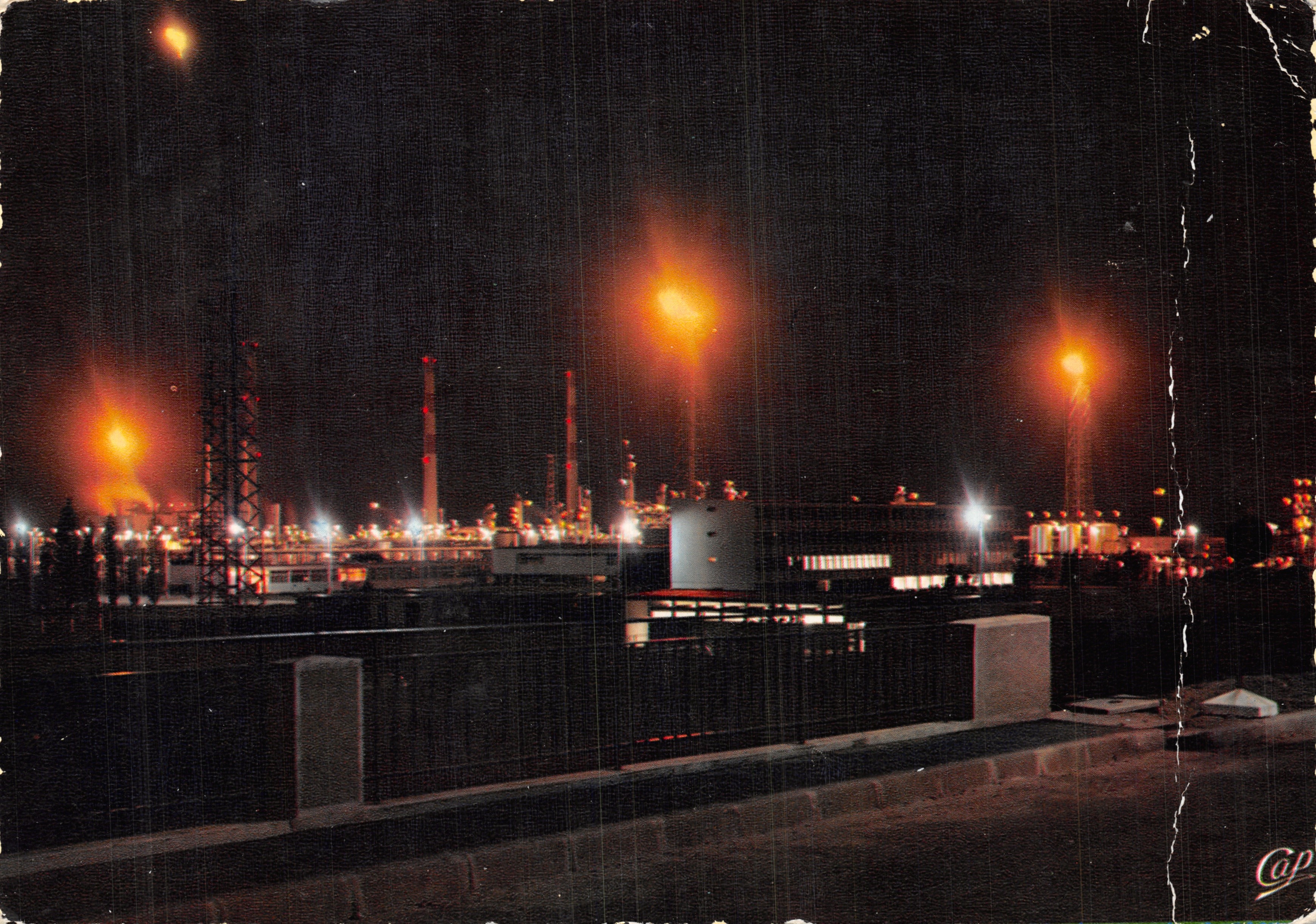 Lacq (Basses-Pyrénées) — usine pétrolière la nuit — éditeur LUMICAP