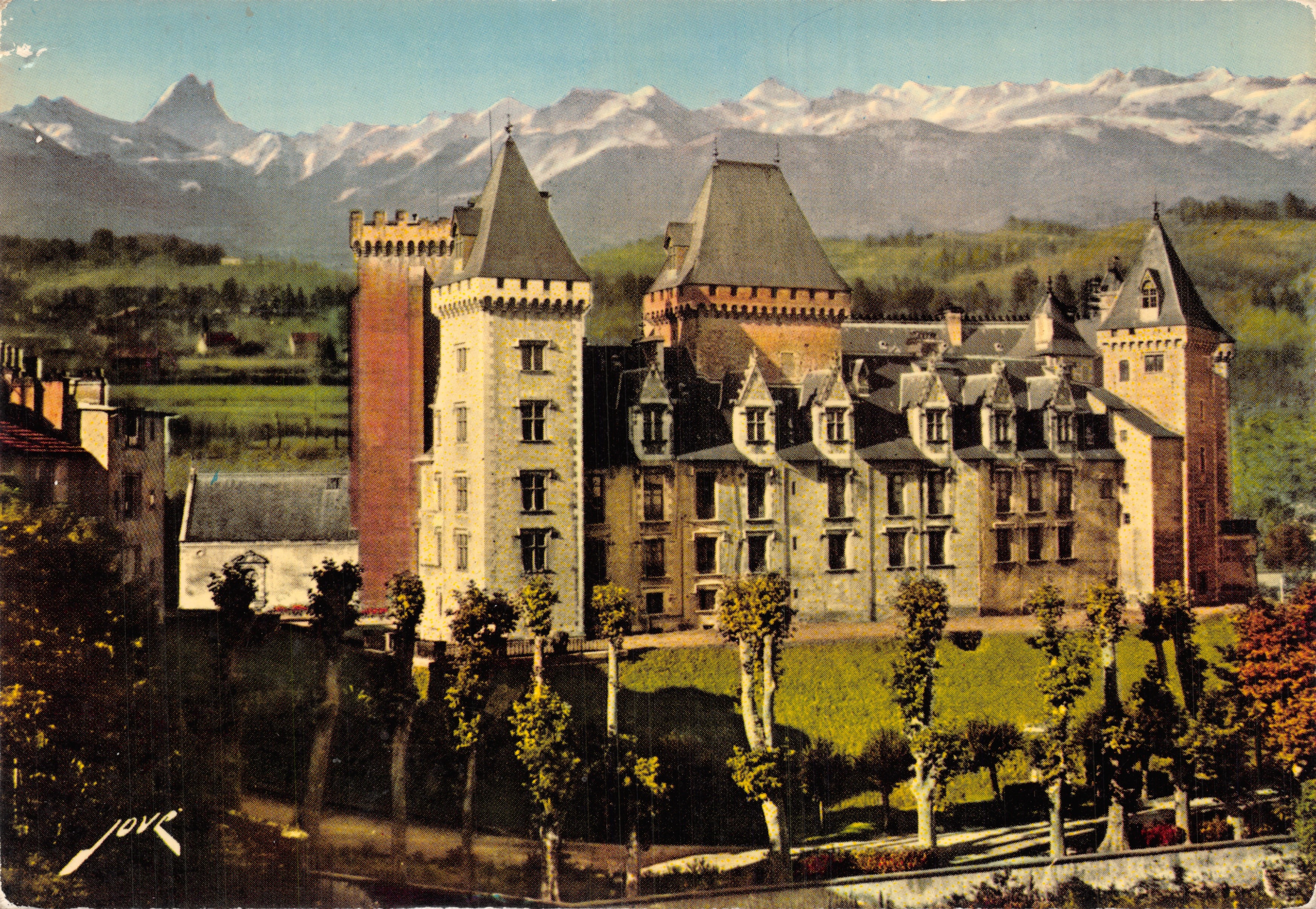 Castillo Henri IV — vista con la cadena de los Pirineos en el fondo — edición JOVE