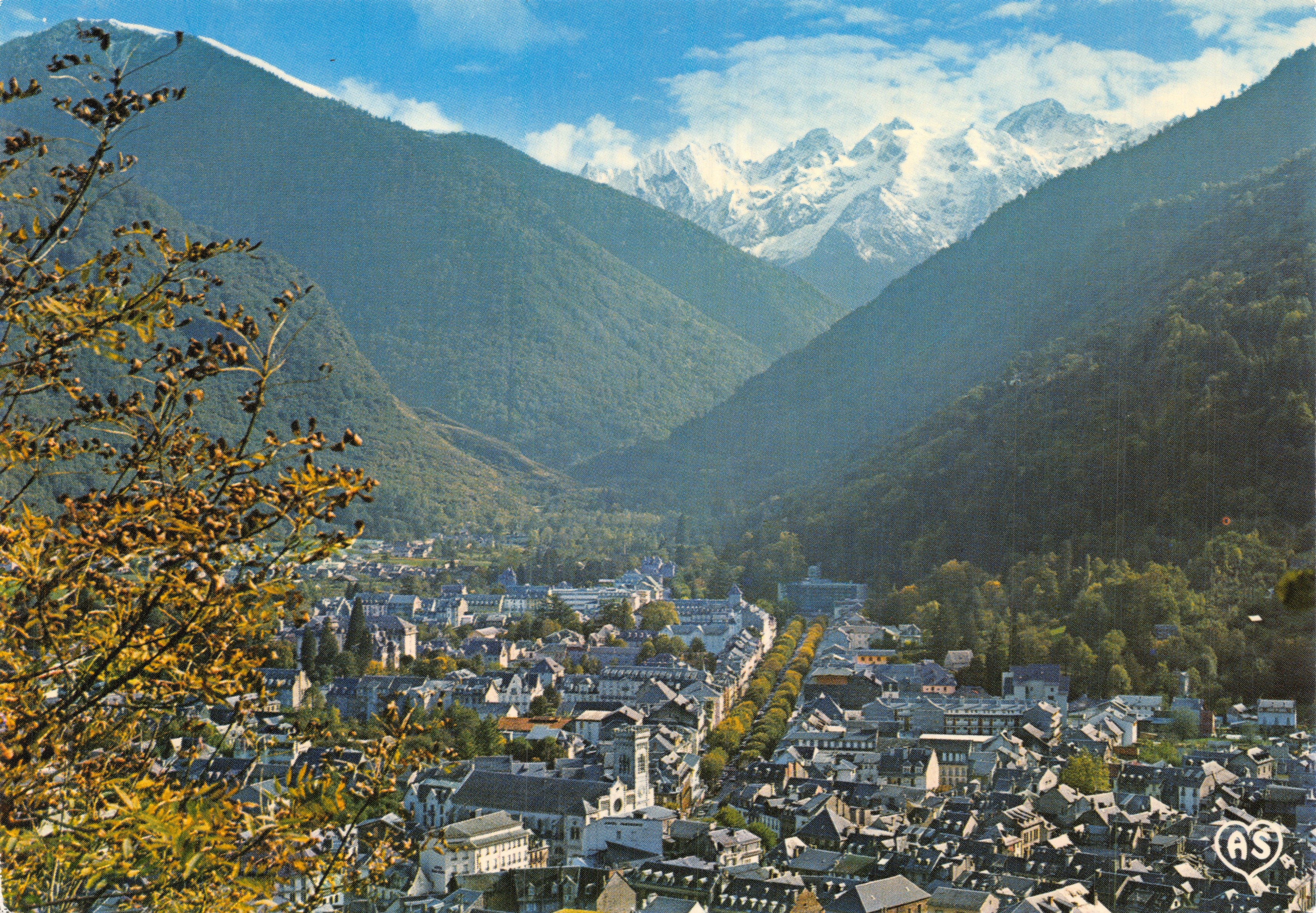 Luchon — algemene weergave met het sneeuwbedekte Vénasque (alt. 2445 m) — uitgever AS