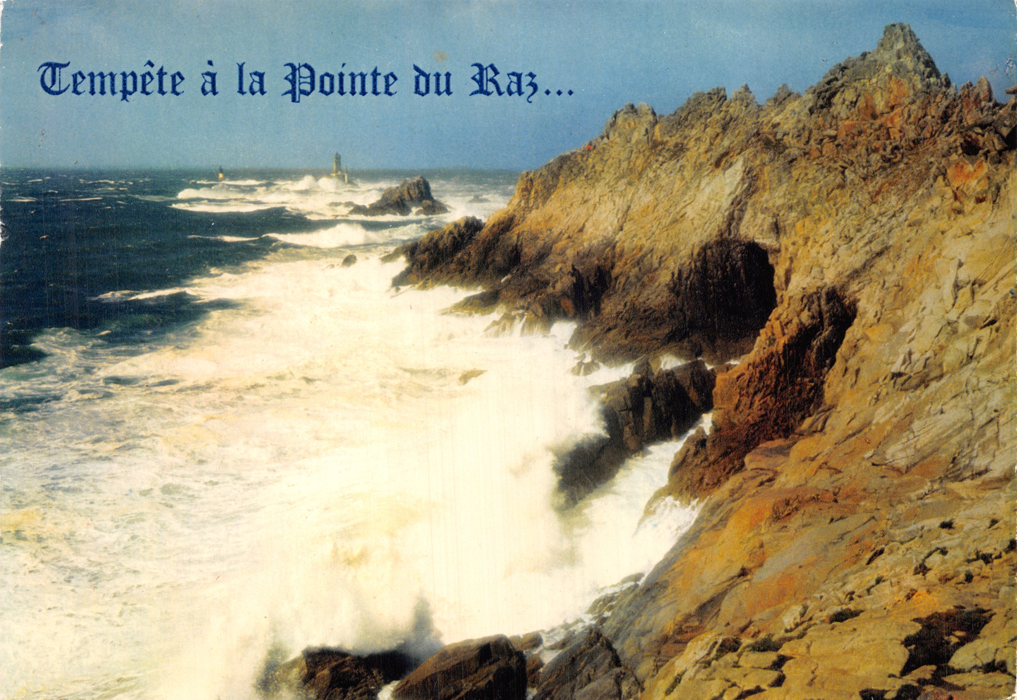 Tempête à la Pointe du Raz... — scène maritime avec falaise rocheuse et phare au loin — éditeur Pierre Artaud et Cie, n°26