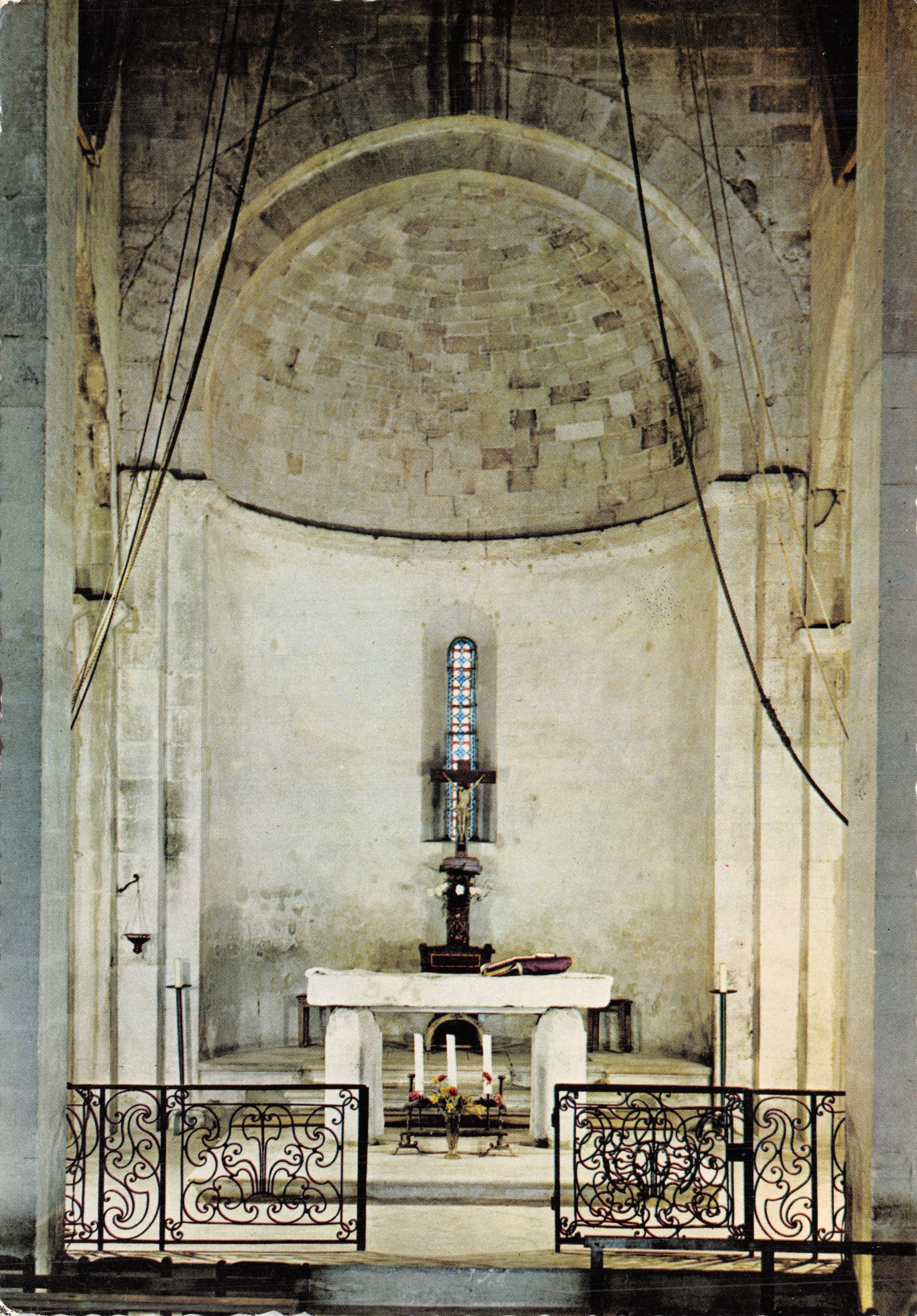 La Garde-Adhémar (26) — Intérieur de l'église avec autel païen ancien — IMPRIMÉ SUR LA CARTE