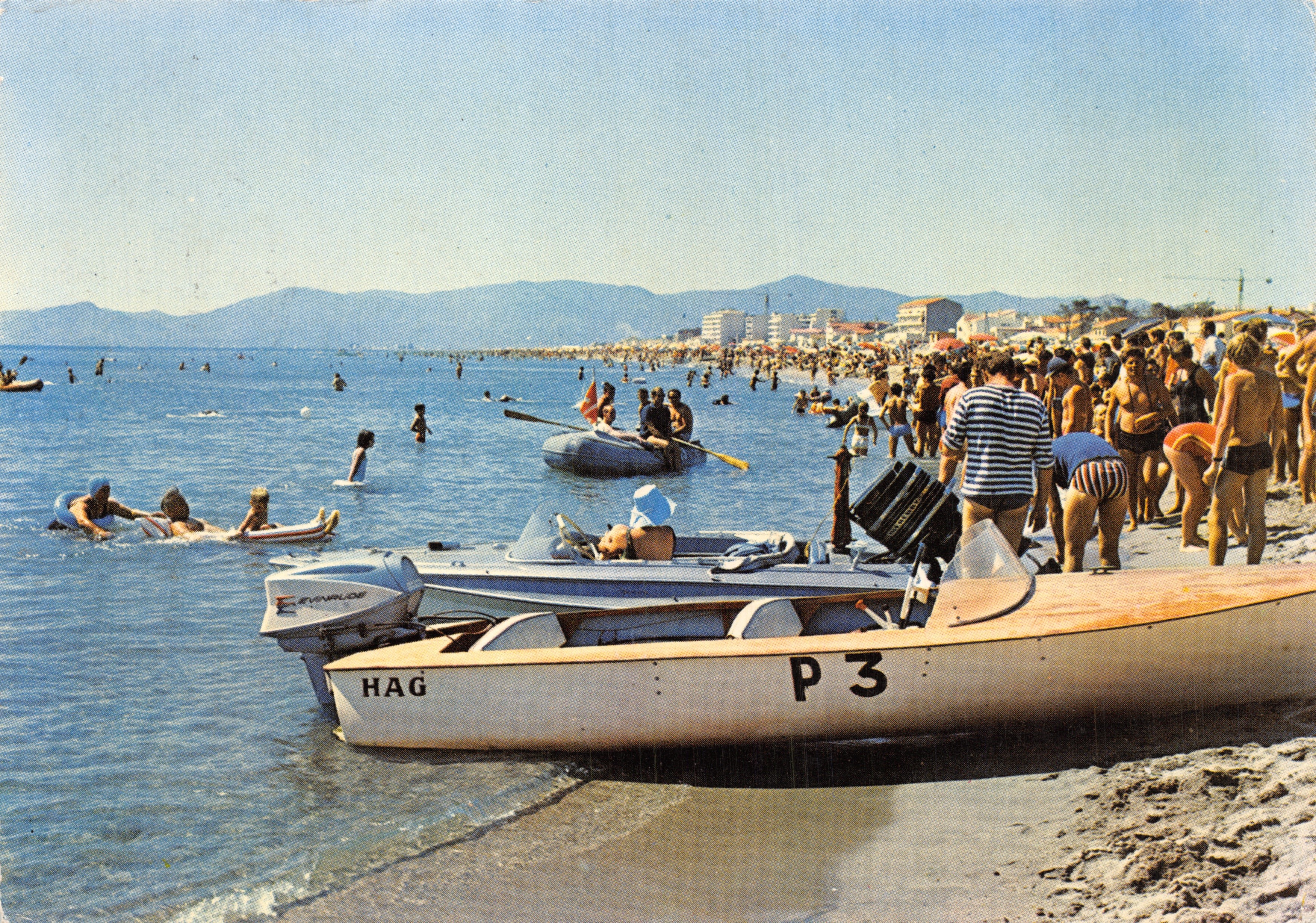 Canet-Plage — plage animée avec bateau HAG P3 — Éditions S. Audumares