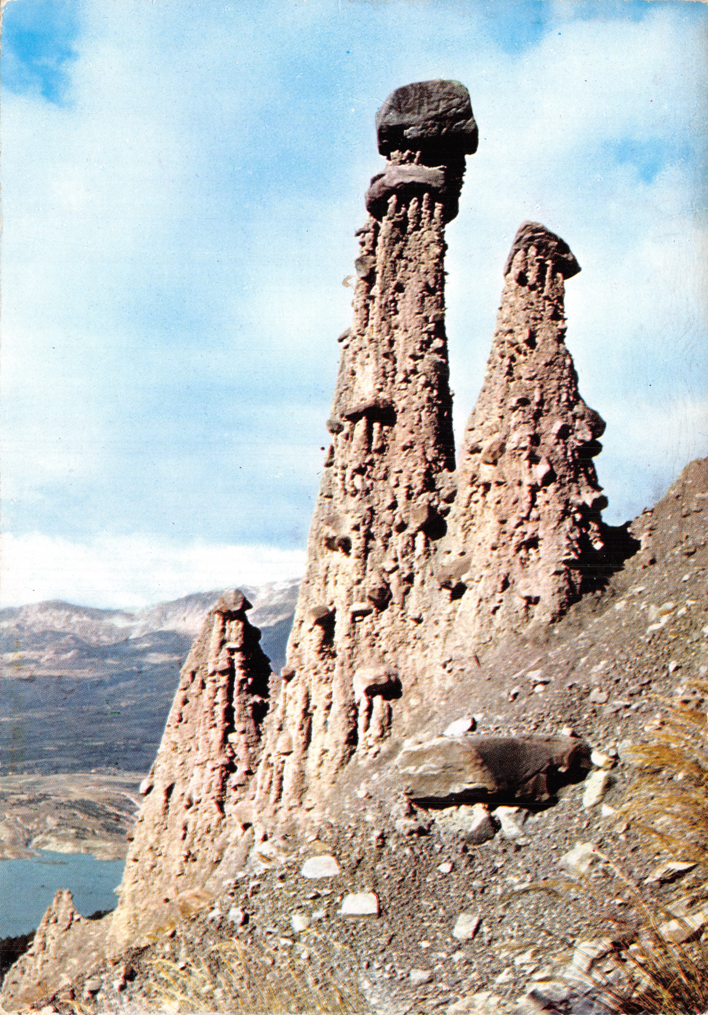 Les Demoiselles coiffées de Pontis — rochers érodés dominant le lac de Serre-Ponçon — éditeur LYONCOLOR