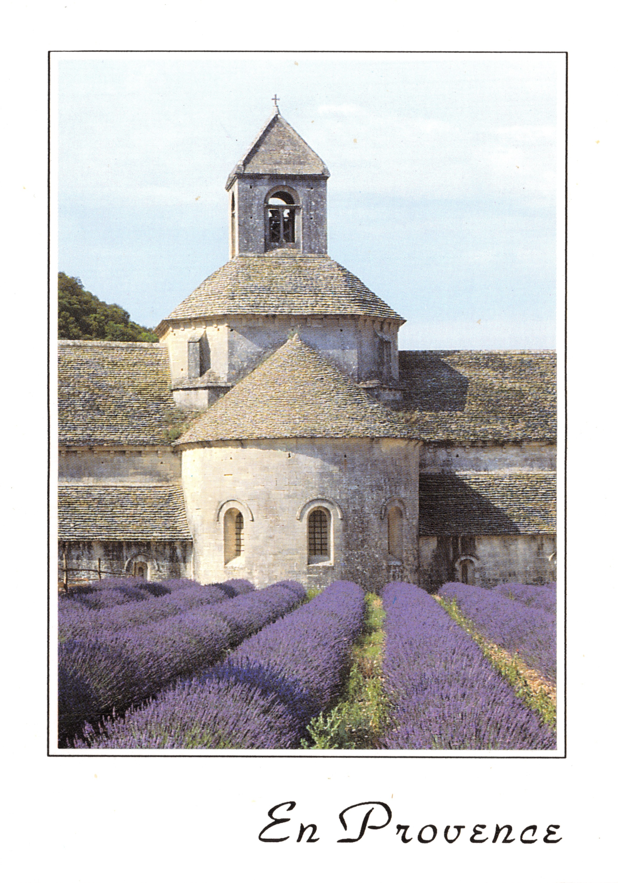 Abdij van Senanque — uitzicht op de abdijkerk omringd door lavendel — Editions Magenta