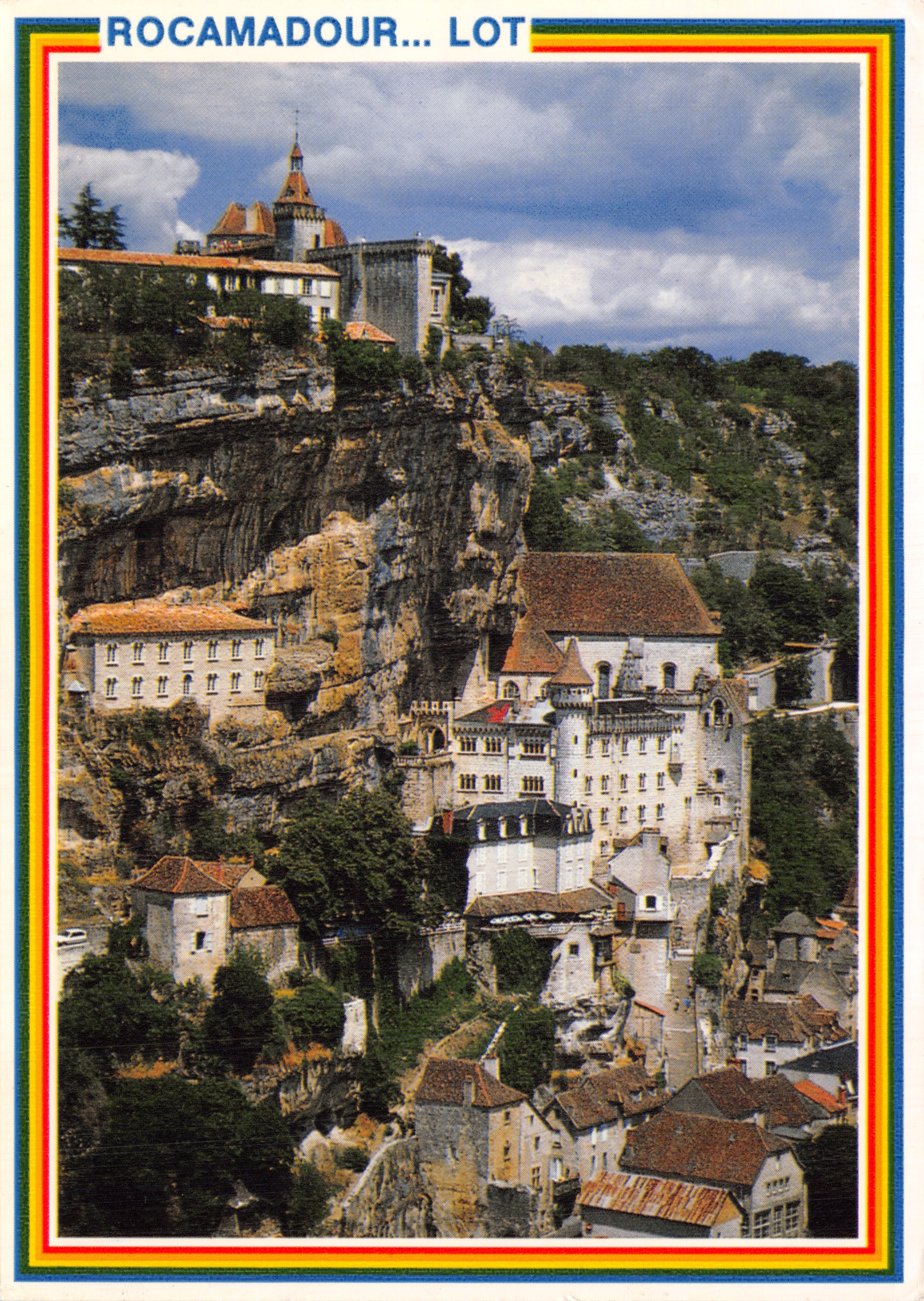 Rocamadour... Lot — vista panoramica del villaggio situato su una scogliera con edificio religioso — Éditions de Larrieu