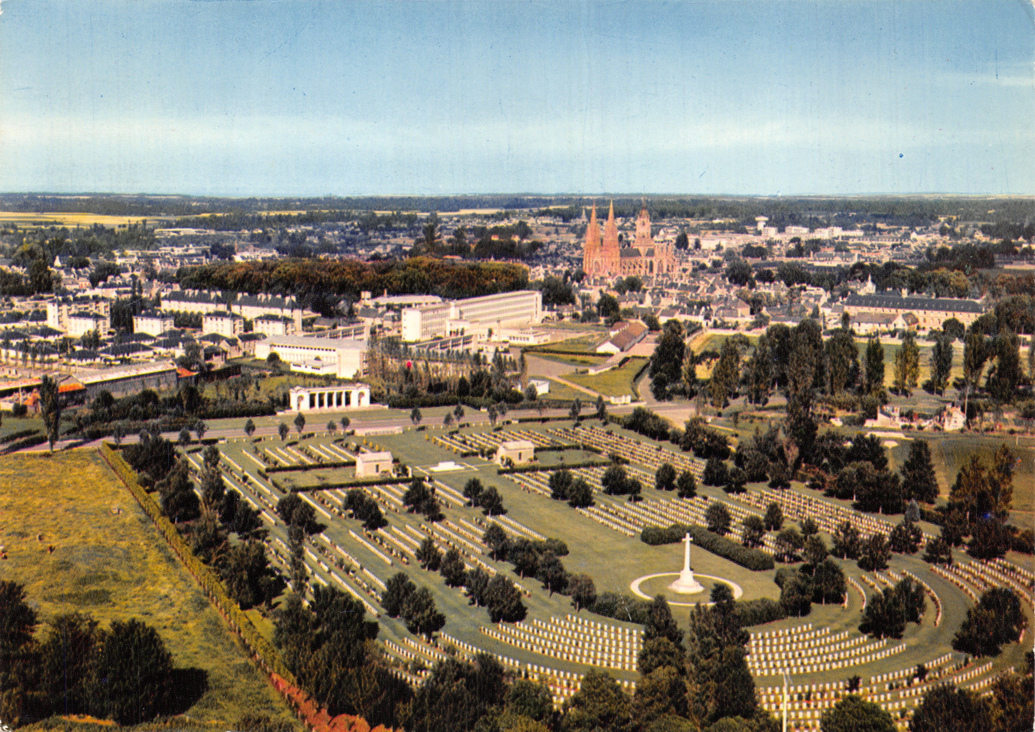 Bayeux — Vue générale : le cimetière britannique et la cathédrale — Couleurs Naturelles, n° 204