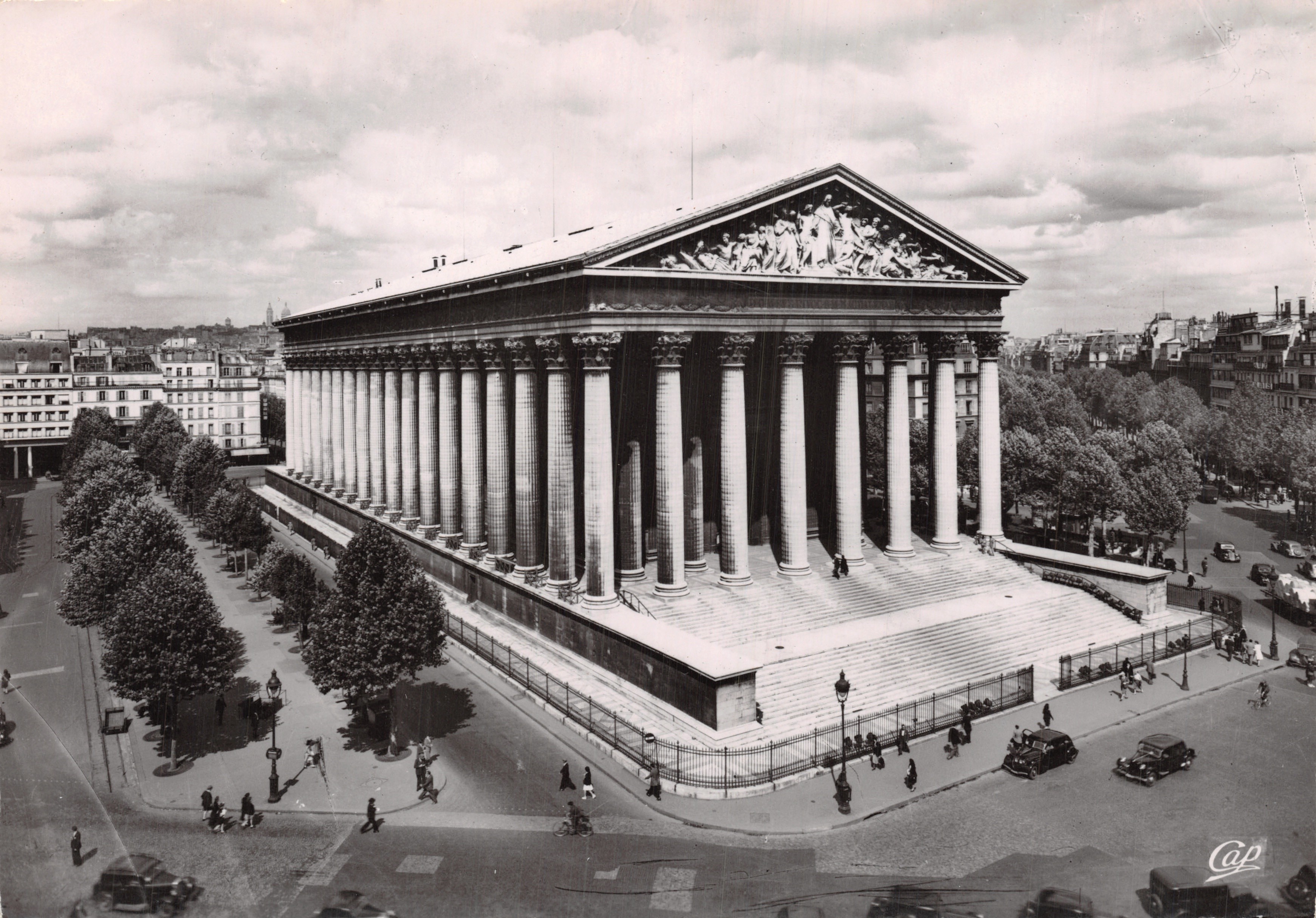 Paris - Die Kirche der Madeleine — Luftbild mit Säulen und historischen Autos — Verlag Cap