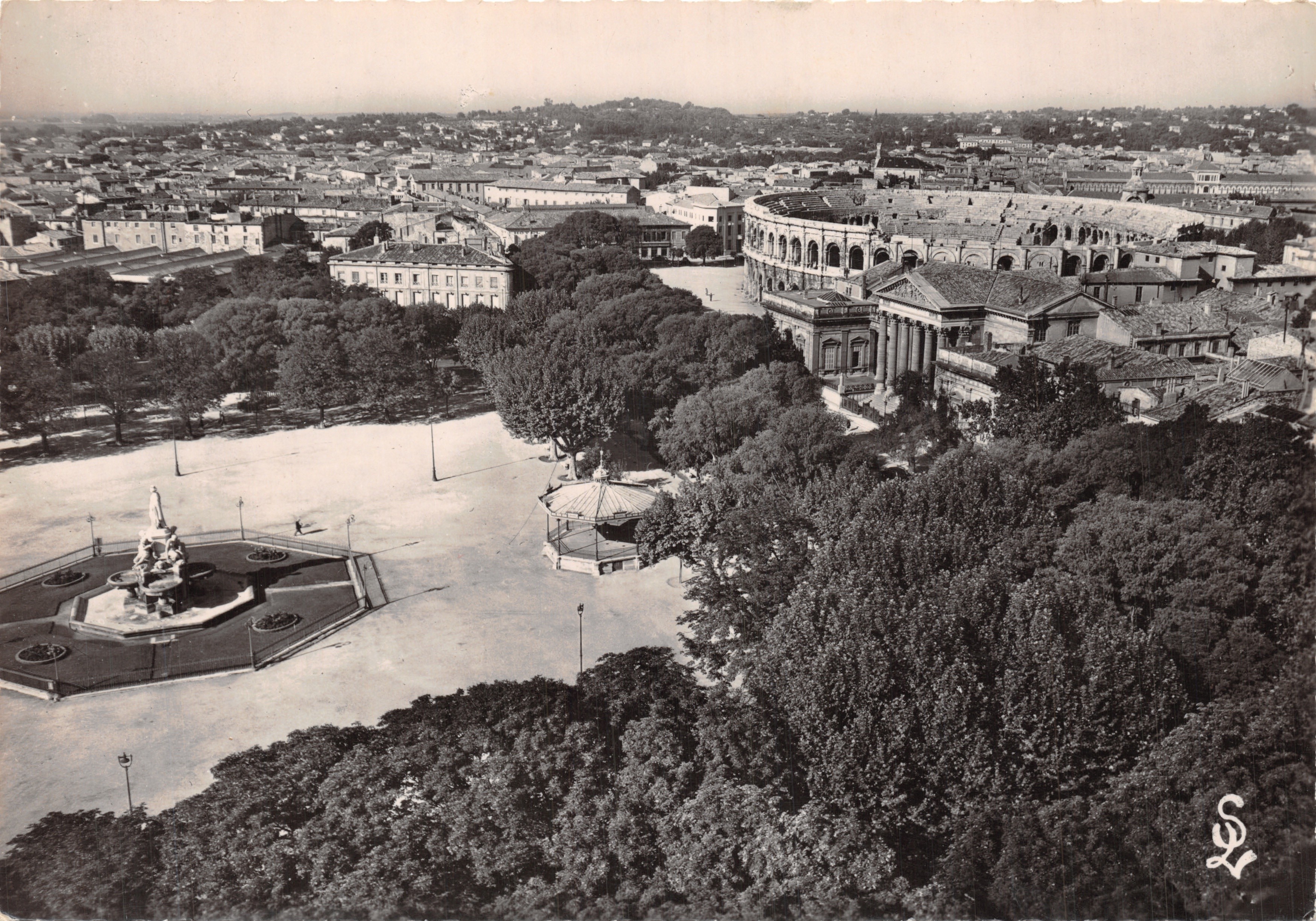 Nîmes (Gard) — Vue d'ensemble sur les Arènes et l'Esplanade — Éditions Scheitier Lucien