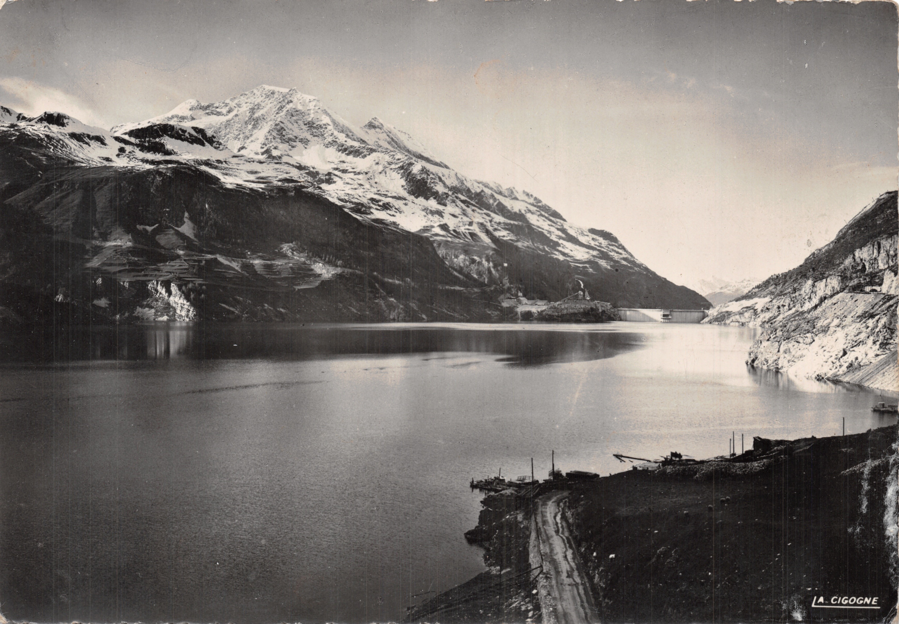 Lac de Tignes — vue du barrage et des montagnes enneigées — éditeur LA CIGOGNE