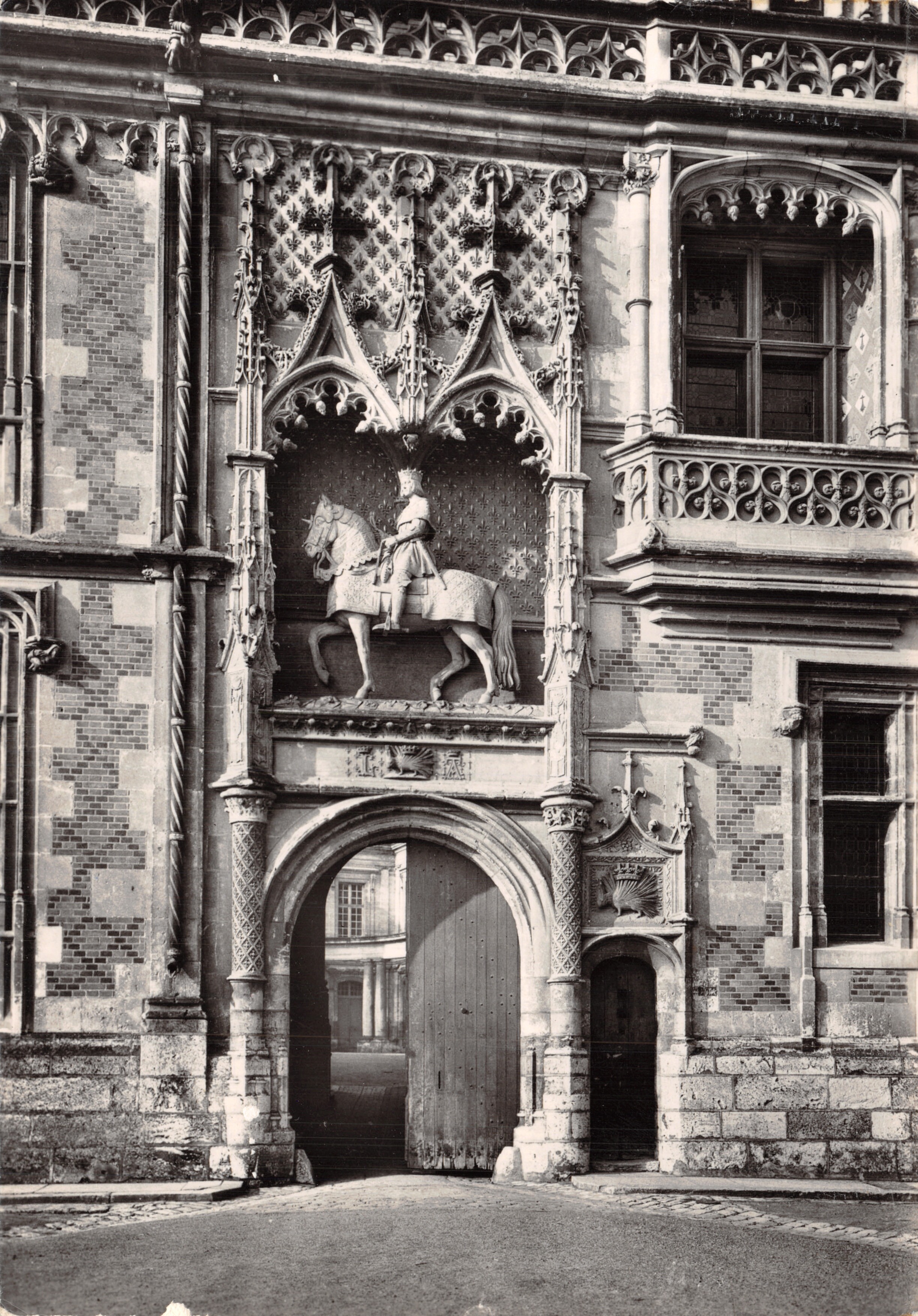 Schloss Blois — Eingang mit Reitstatue von Ludwig XII — Syndicat d'Initiative de Blois