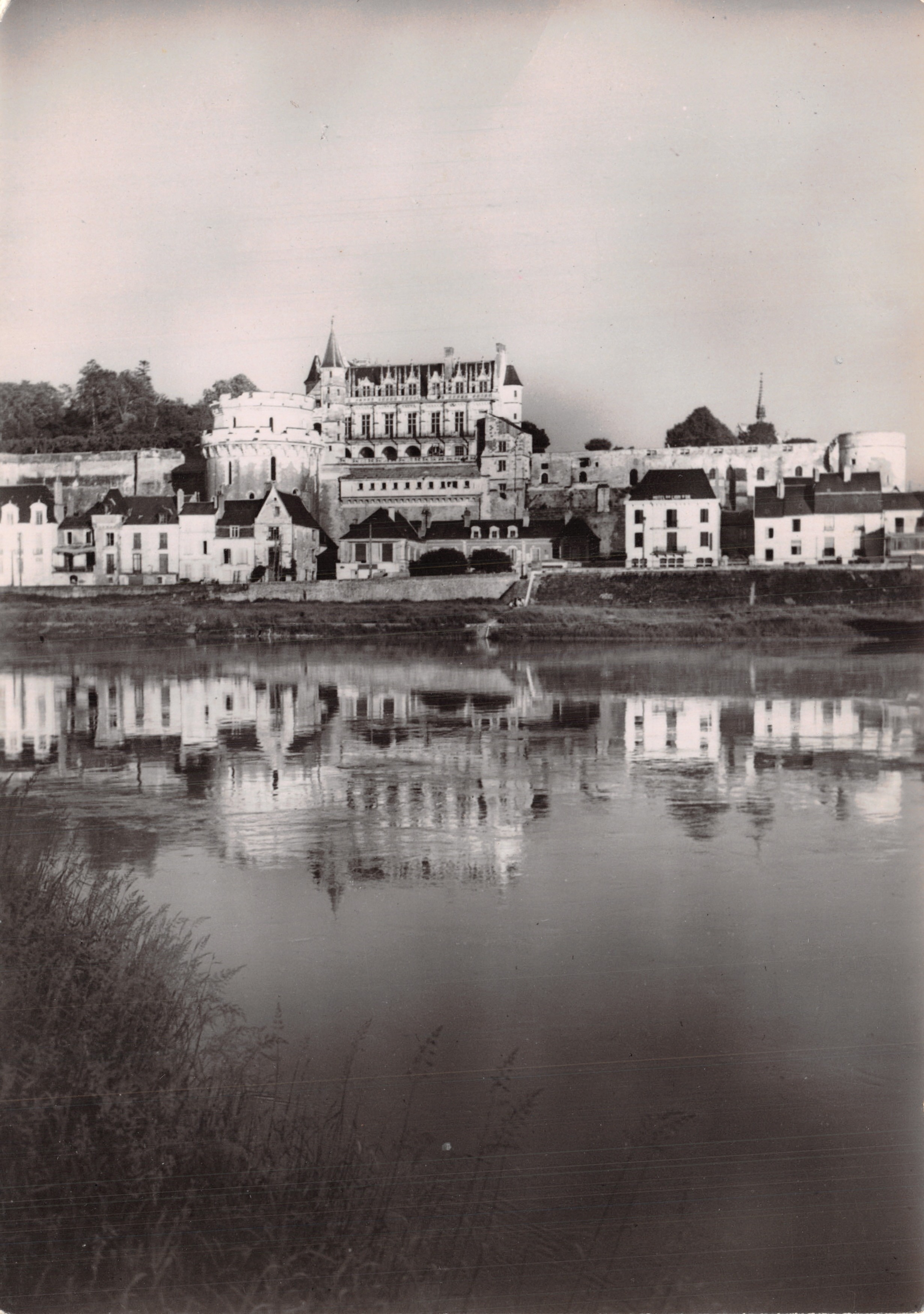 Amboise (Indre-et-Loire) — Le Château (XVe s.) — Façade sur la Loire — Serv. Commercial Monuments Historiques, Paris