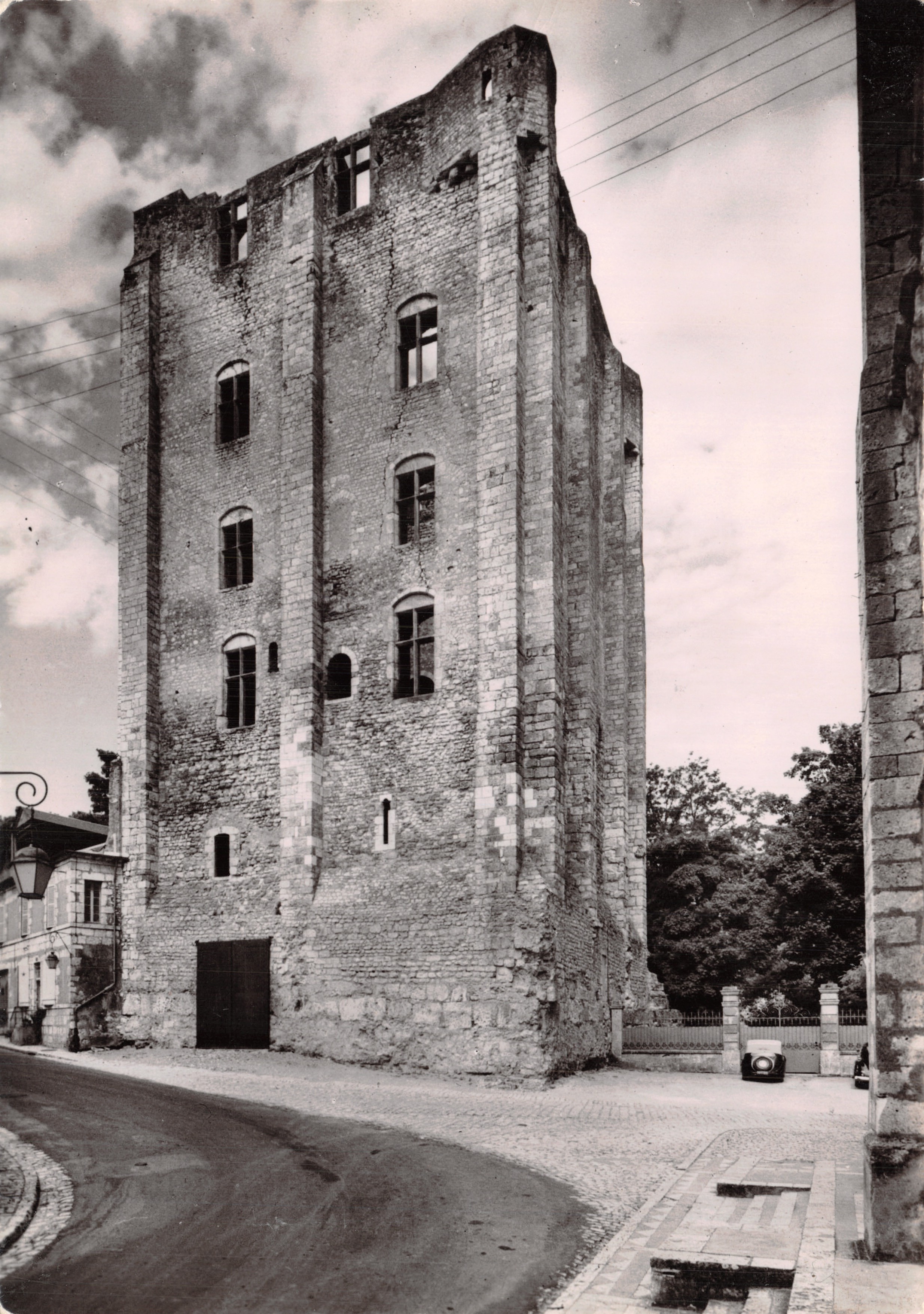 Beaugency (Loiret) — Torre di Cesare (donjon dell'XI secolo) — Serv. Commercial Monuments Historiques, Paris