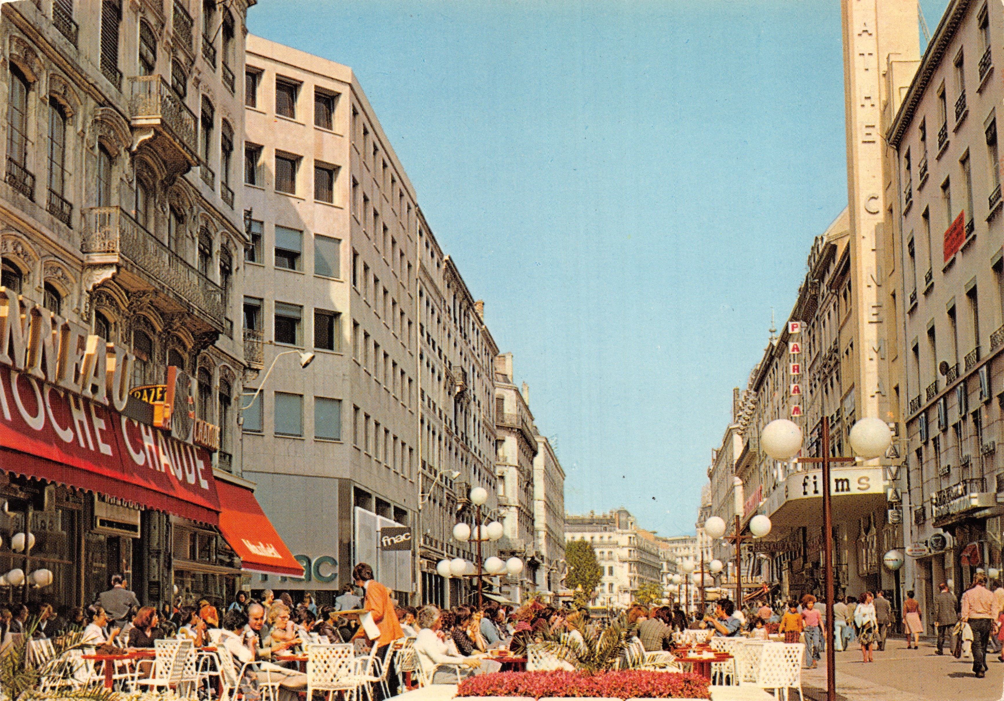 Rue de la République — Lyon — vista de la calle peatonal con terraza de café y cine Athéna