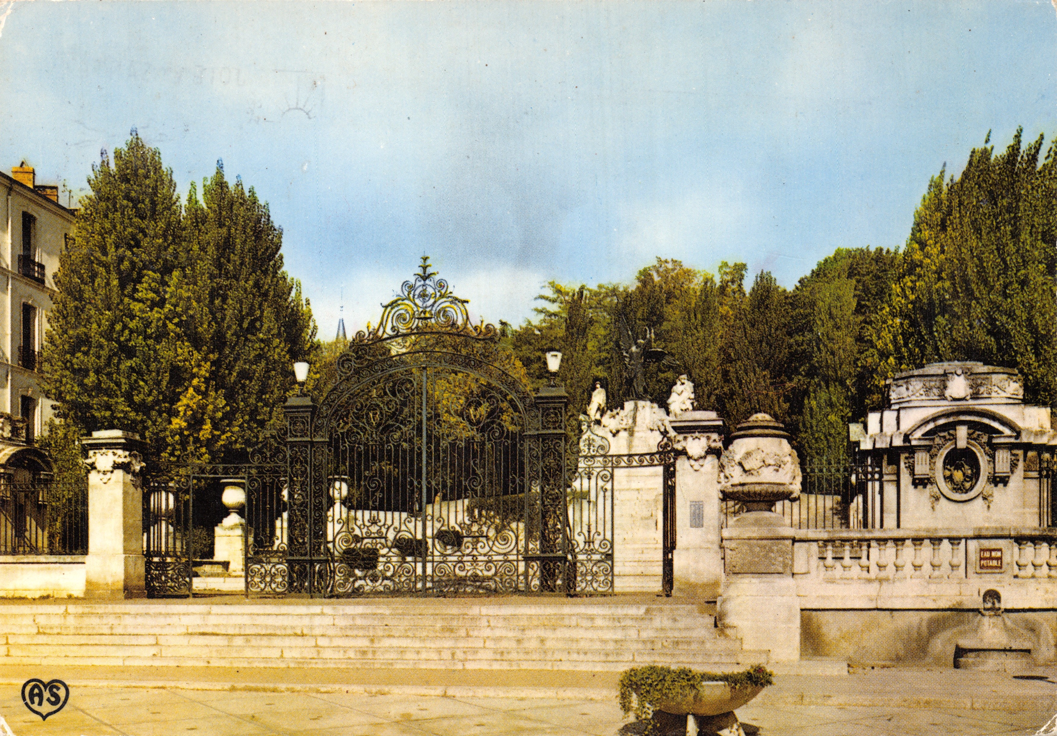Ingresso al Giardino dei Poeti — Portale decorato e fontana — Società delle Carte Postali APA-POUX