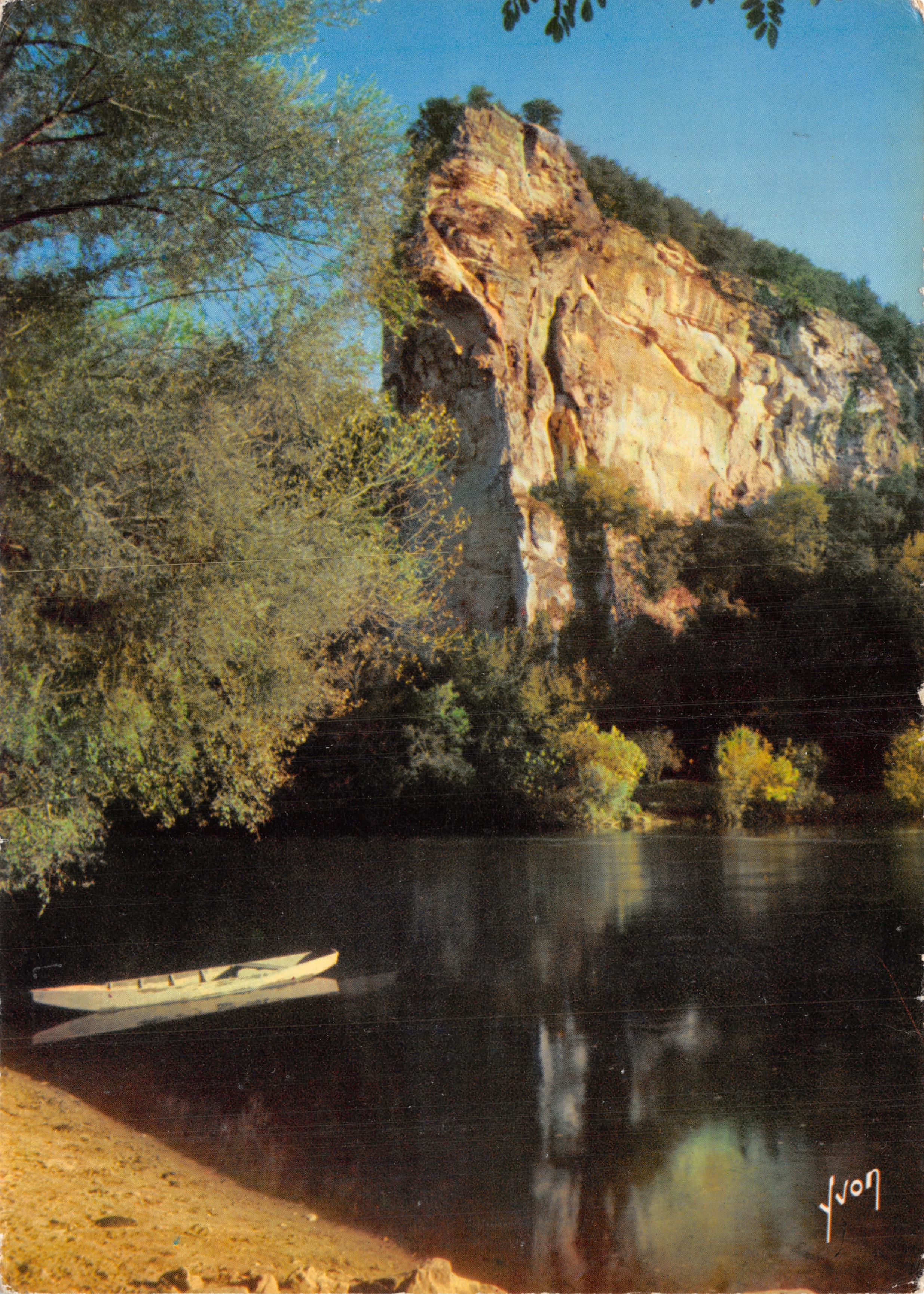 Bordo fiume — scogliera rocciosa e barca — Juvon