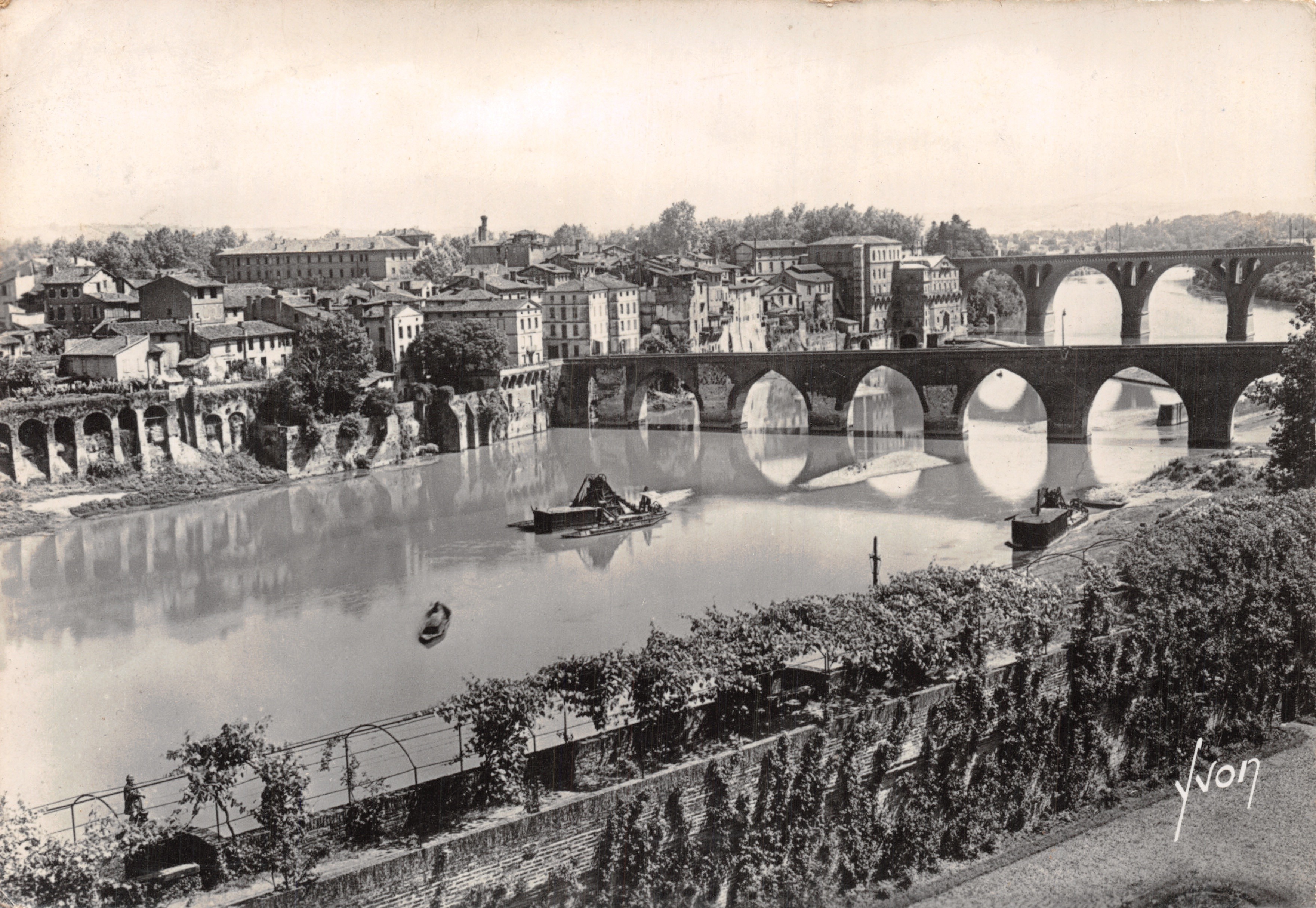 Albi (Tarn) — vista generale con ponte e riva fiorita — Éditions d'Art 'YVON', Paris