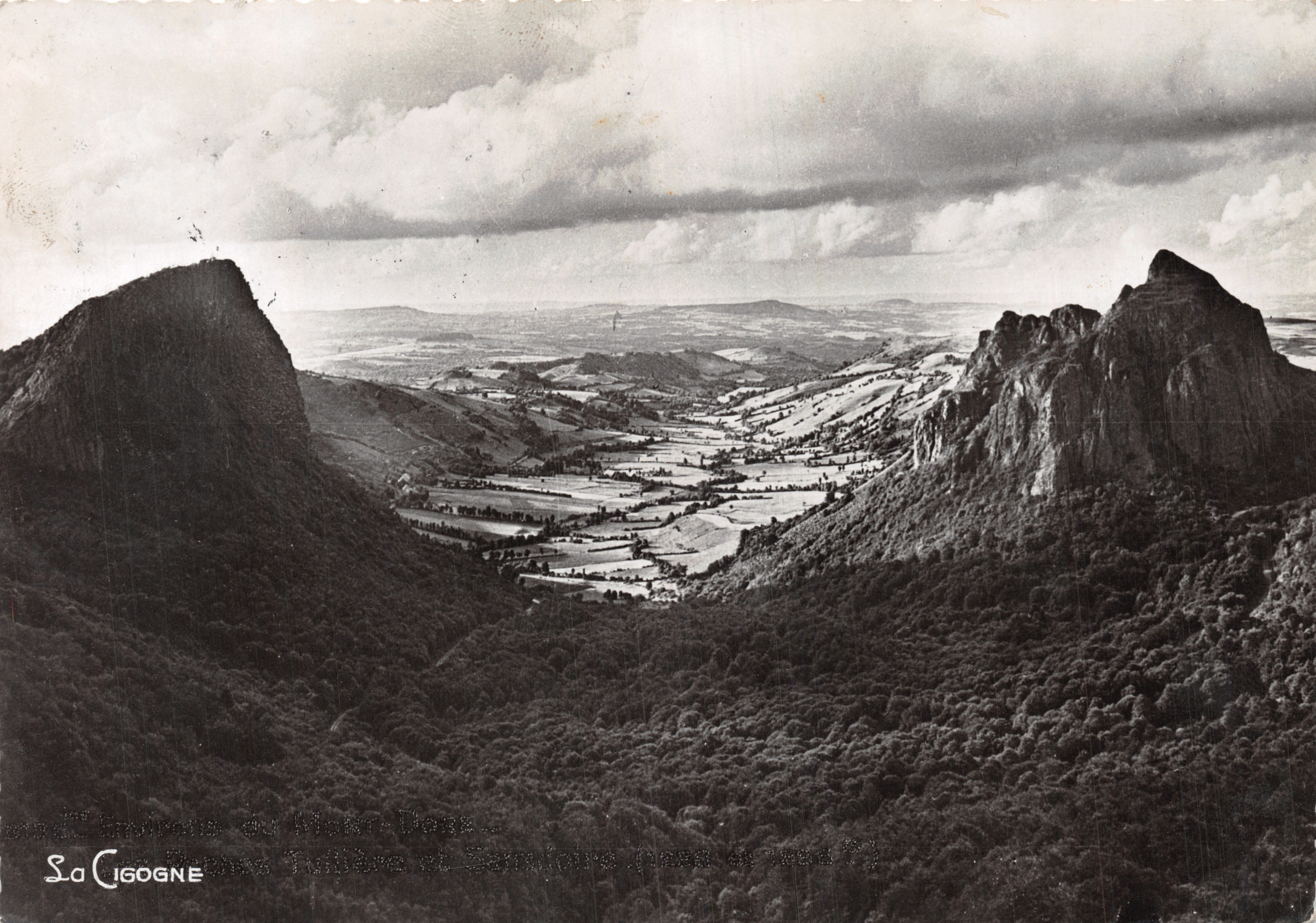 Les Roches Tuillières et Sanadoire (1288 et 1296 m) — Vue depuis le Mont-Dore — Édition « La Cigogne »