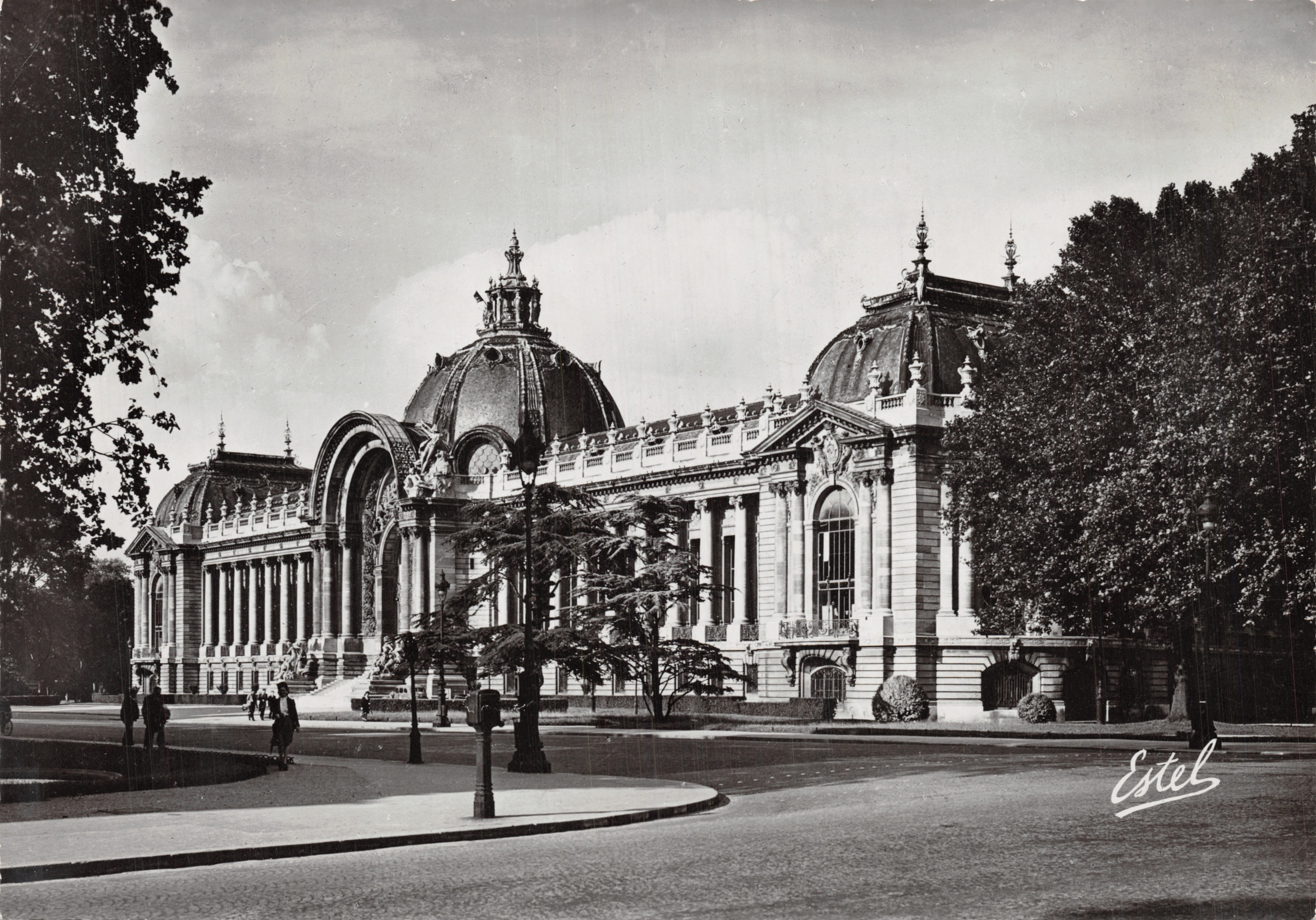 Le Petit Palais — bâtiment orné de dômes et de colonnes — Estel
