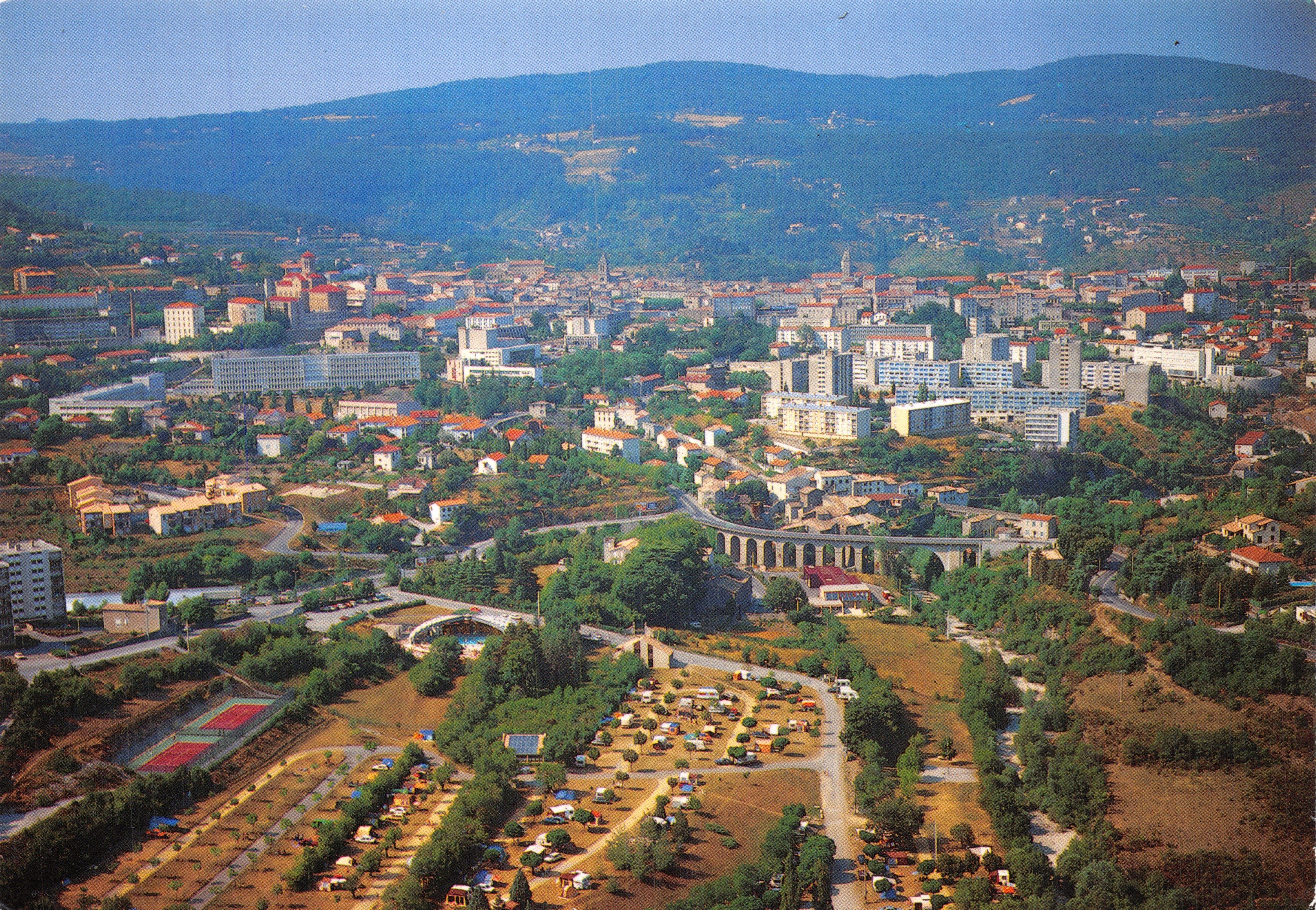 Privas en Vivarais — vue aérienne avec viaduc et campings — Éditions Cellard