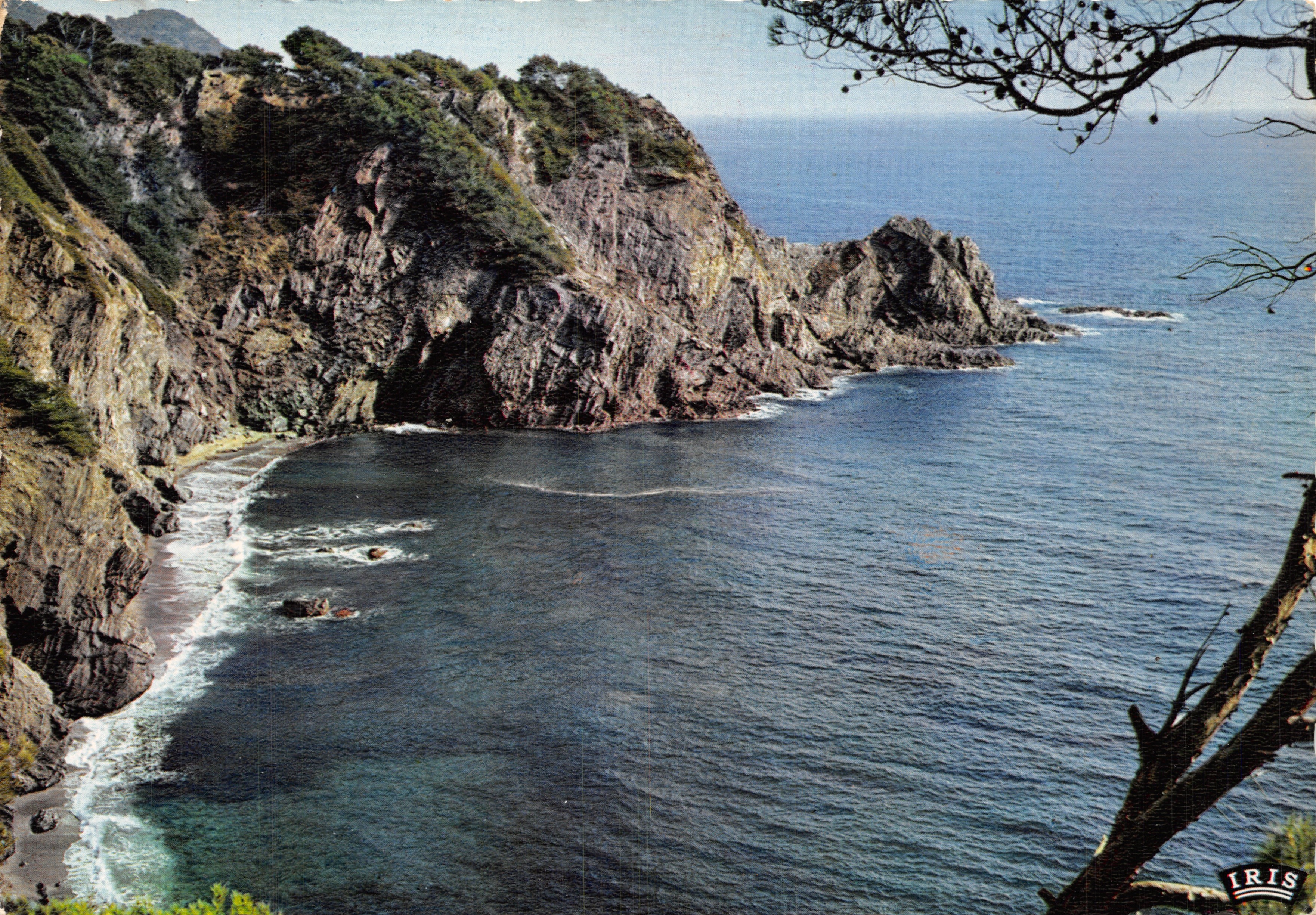 Klippen van de Provence-kust — uitzicht op de baai tussen rotsen en zee — uitgever IRIS