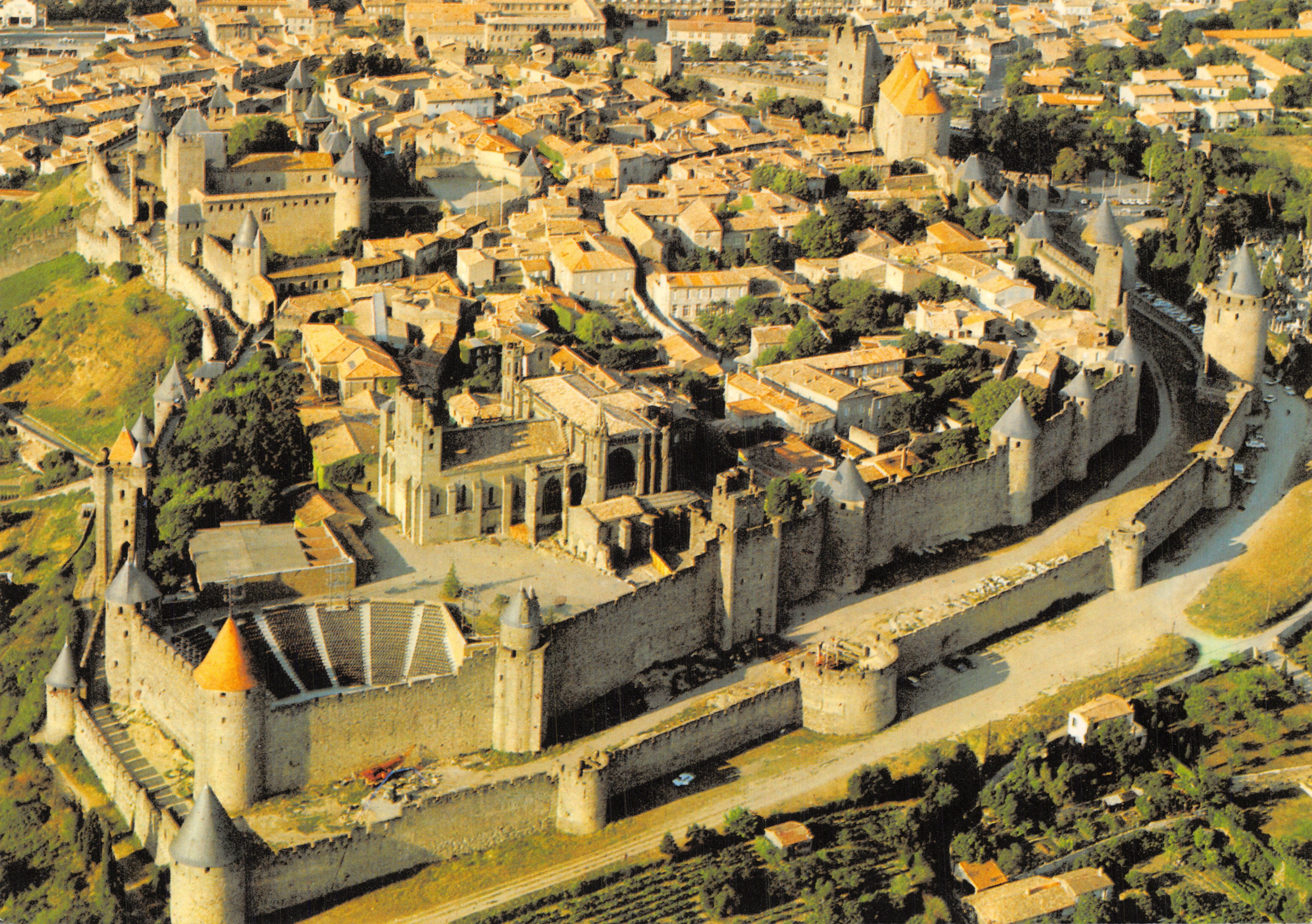 Cité de Carcassonne (Aude) — vue aérienne des deux enceintes fortifiées, cathédrale et château Comtal — S.A. Cartes Postales APA-POUX