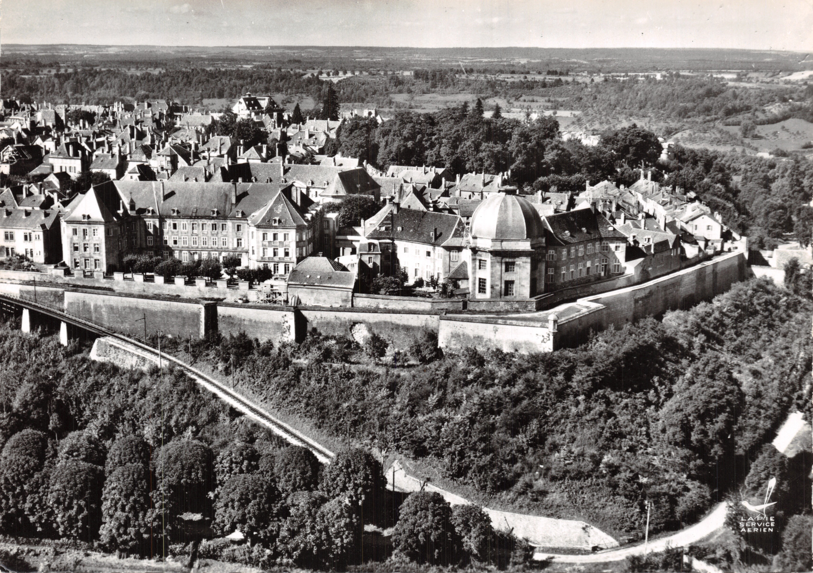 Langres (Hte-Marne) — vista aérea de los muros norte y del hospital — Edición LAPIE SERVICE AÉRIEN